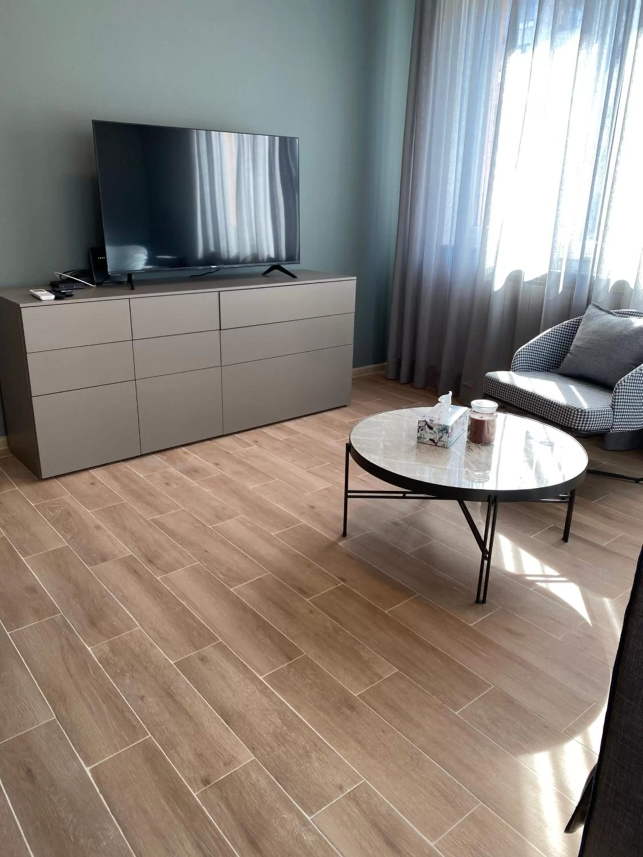 Communal lounge/ TV room, TV/Entertainment Center in 7th Sense boutique apartments