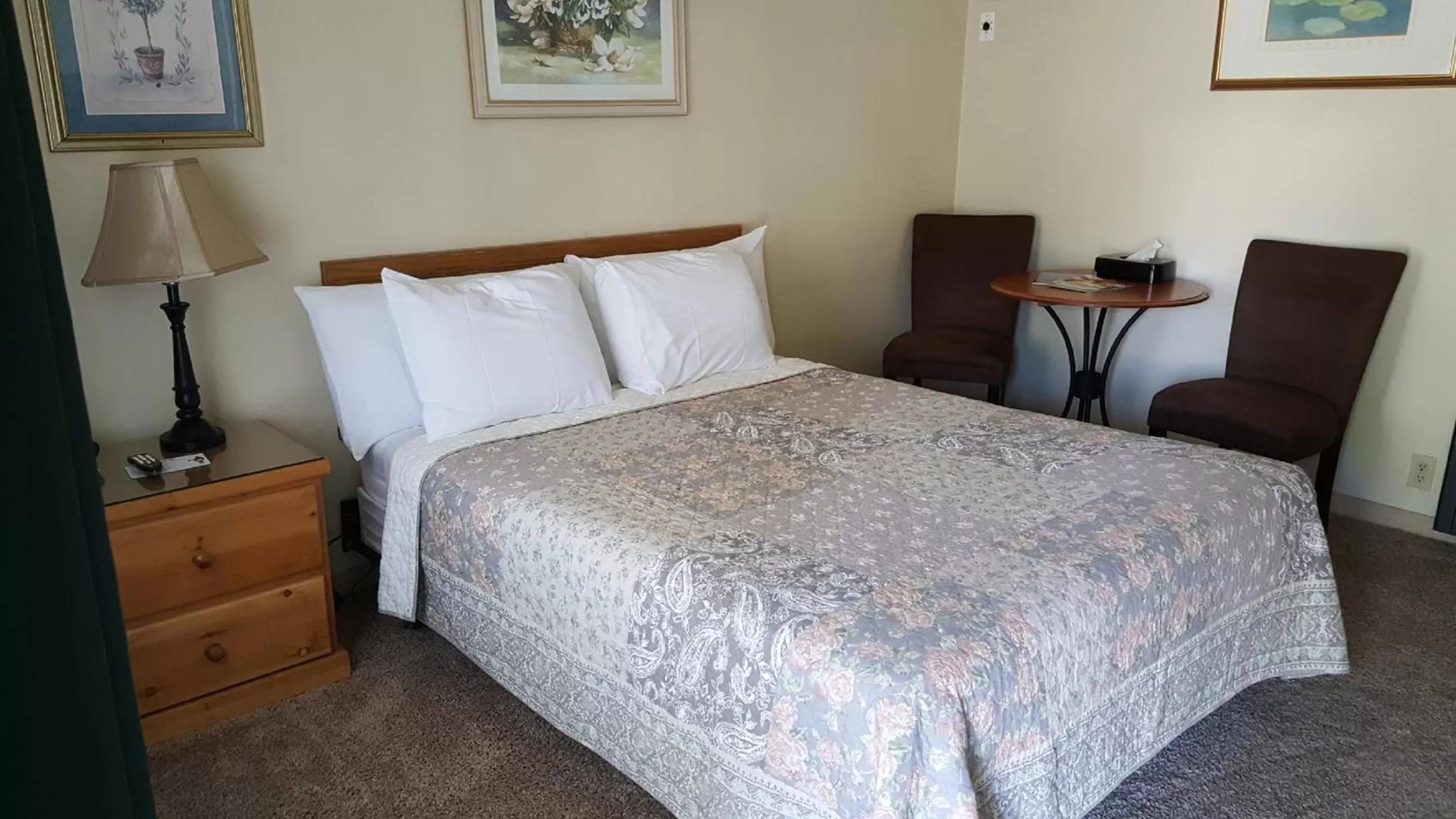 Bed in Bishop Village Motel