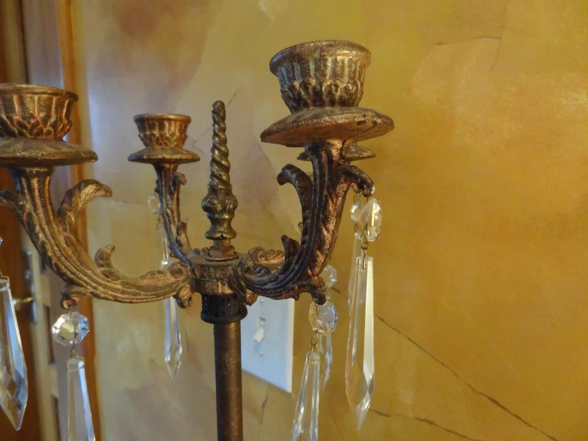 Decorative detail in Nestle Inn