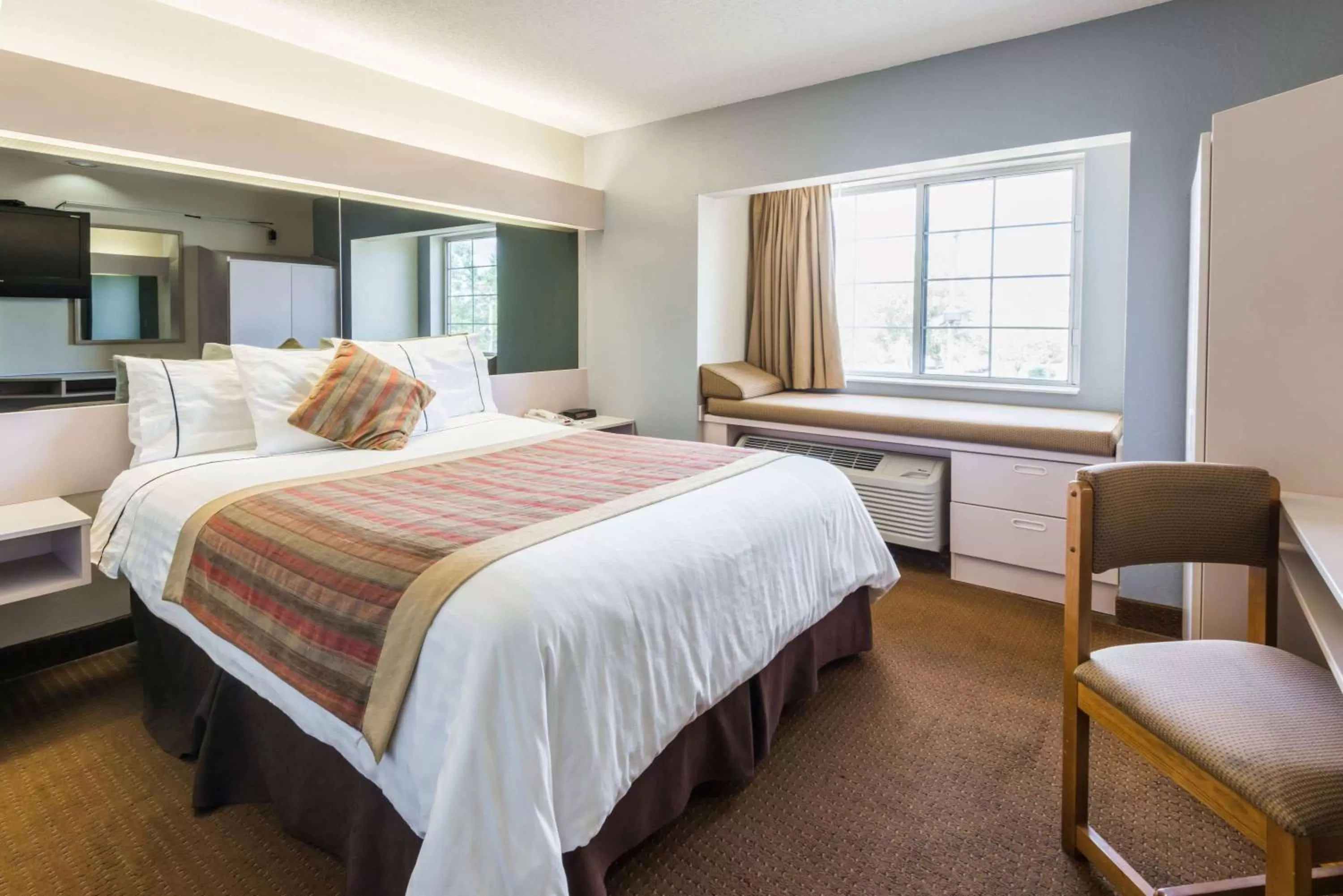 Photo of the whole room, Bed in Microtel Inn & Suites by Wyndham Kansas City Airport