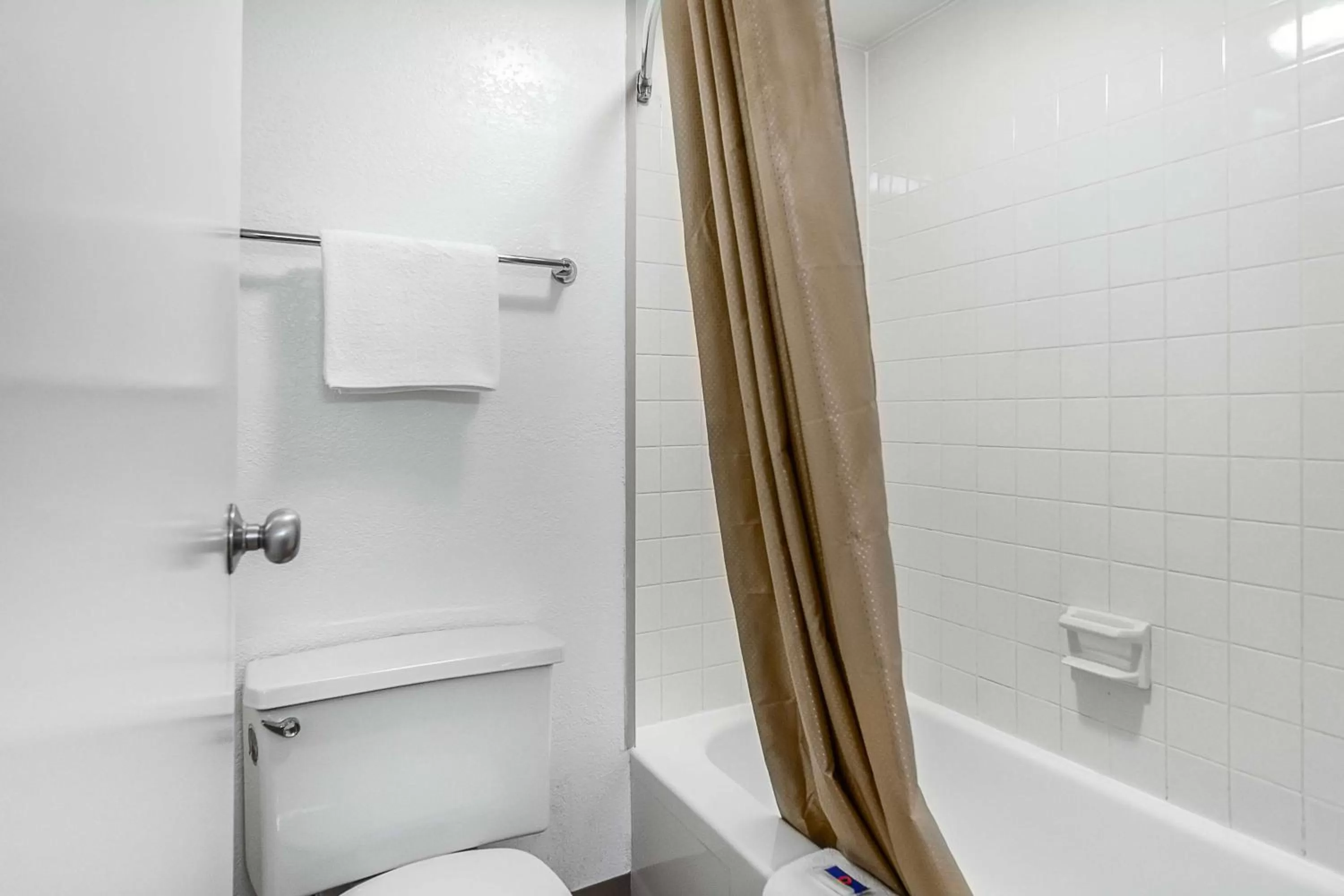 Bedroom in Motel 6-Framingham, MA - Boston West