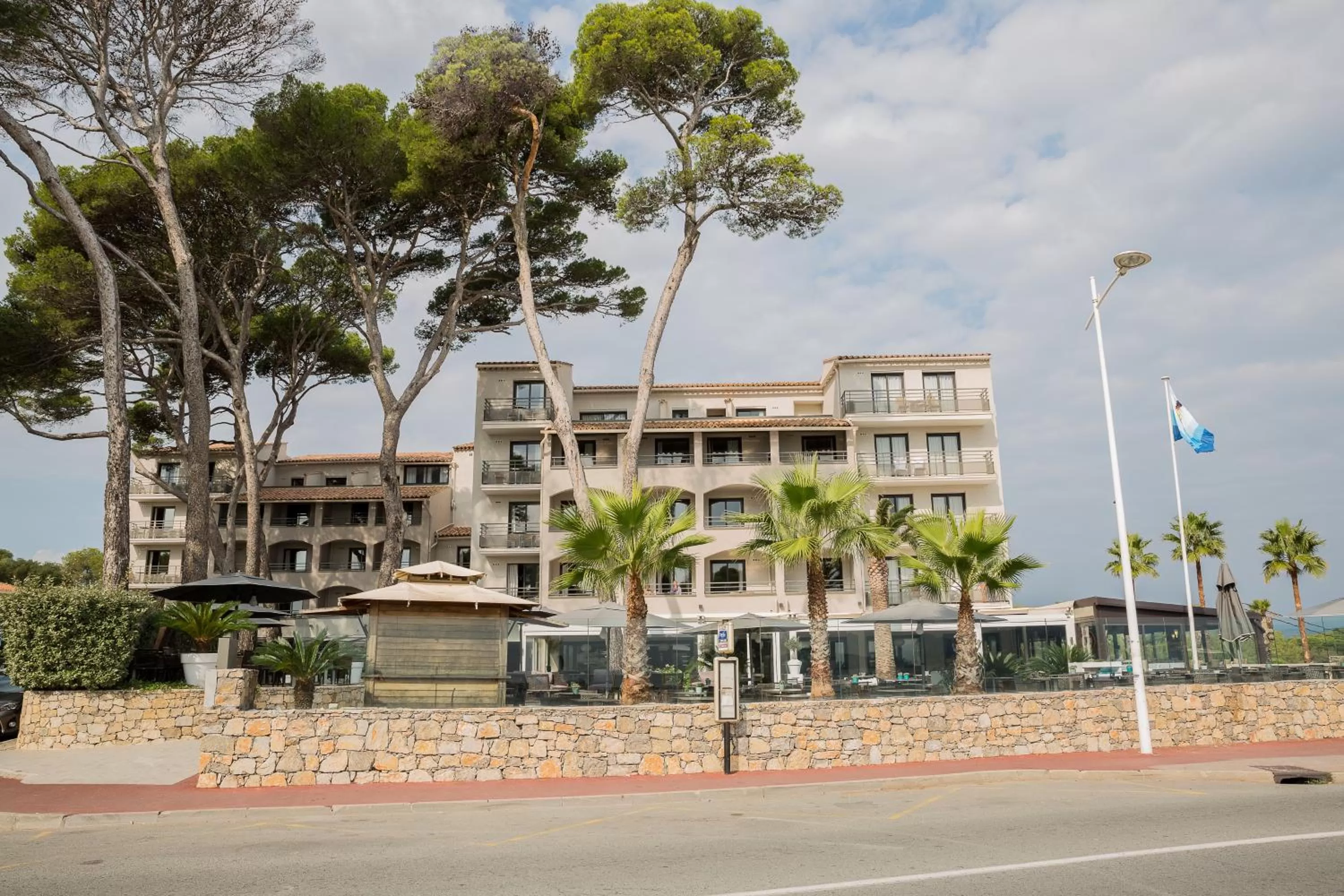 Facade/entrance in Van der Valk Hotel Saint-Aygulf