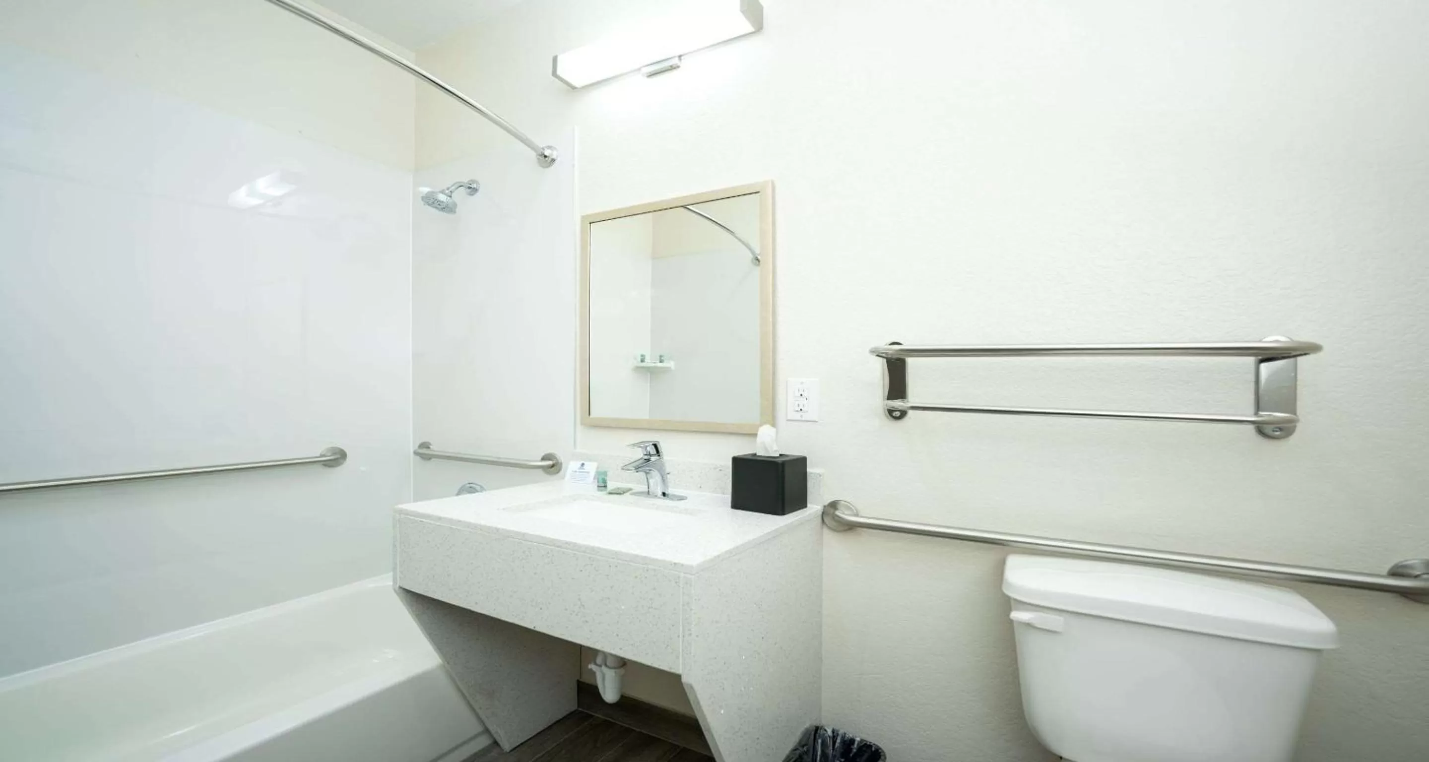 King Room with Mobility Accessible Tub in Best Western Houston Bush Intercontinental Airport Inn