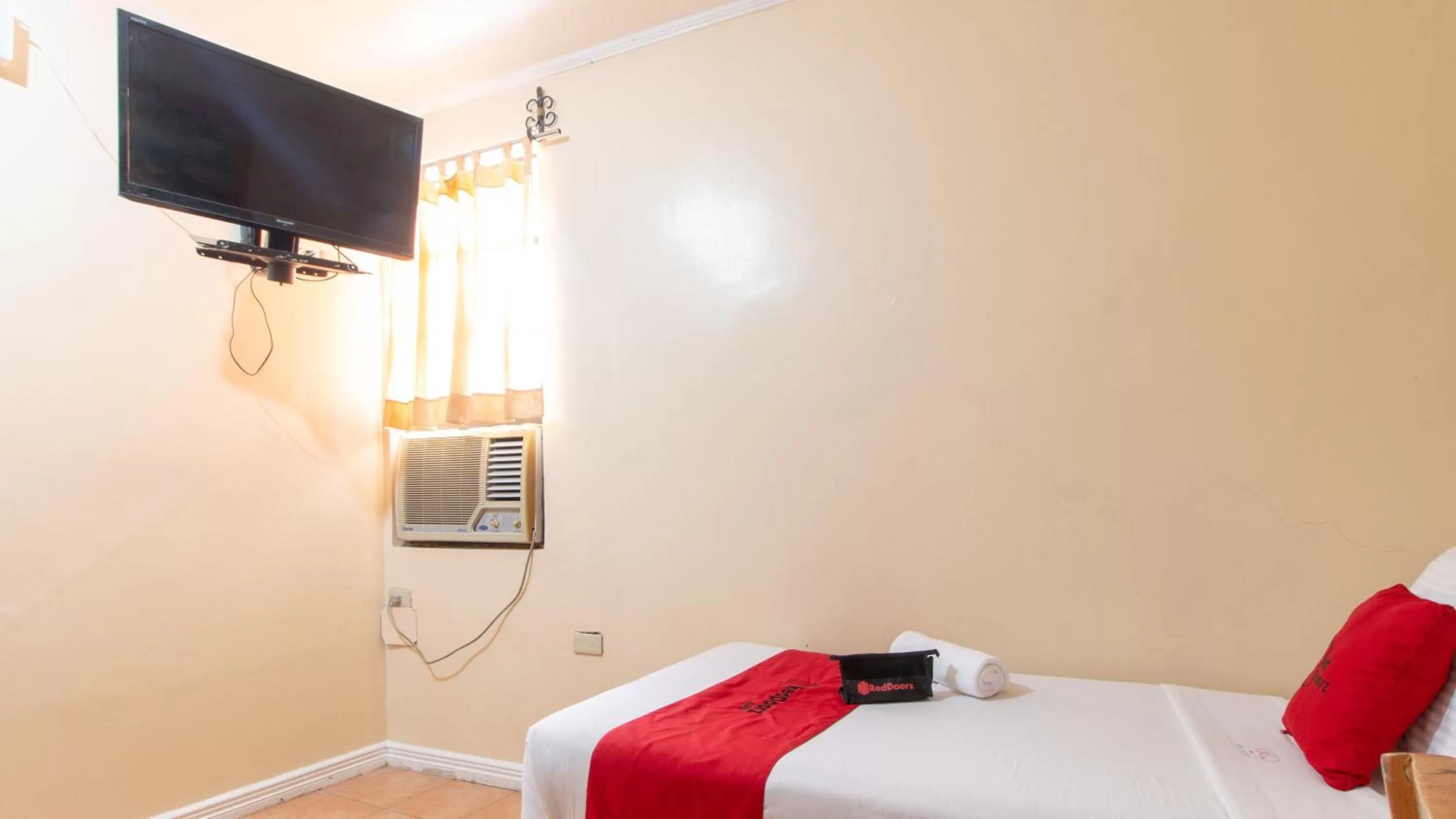 Photo of the whole room, Bed in RedDoorz @ Downtown Tacloban