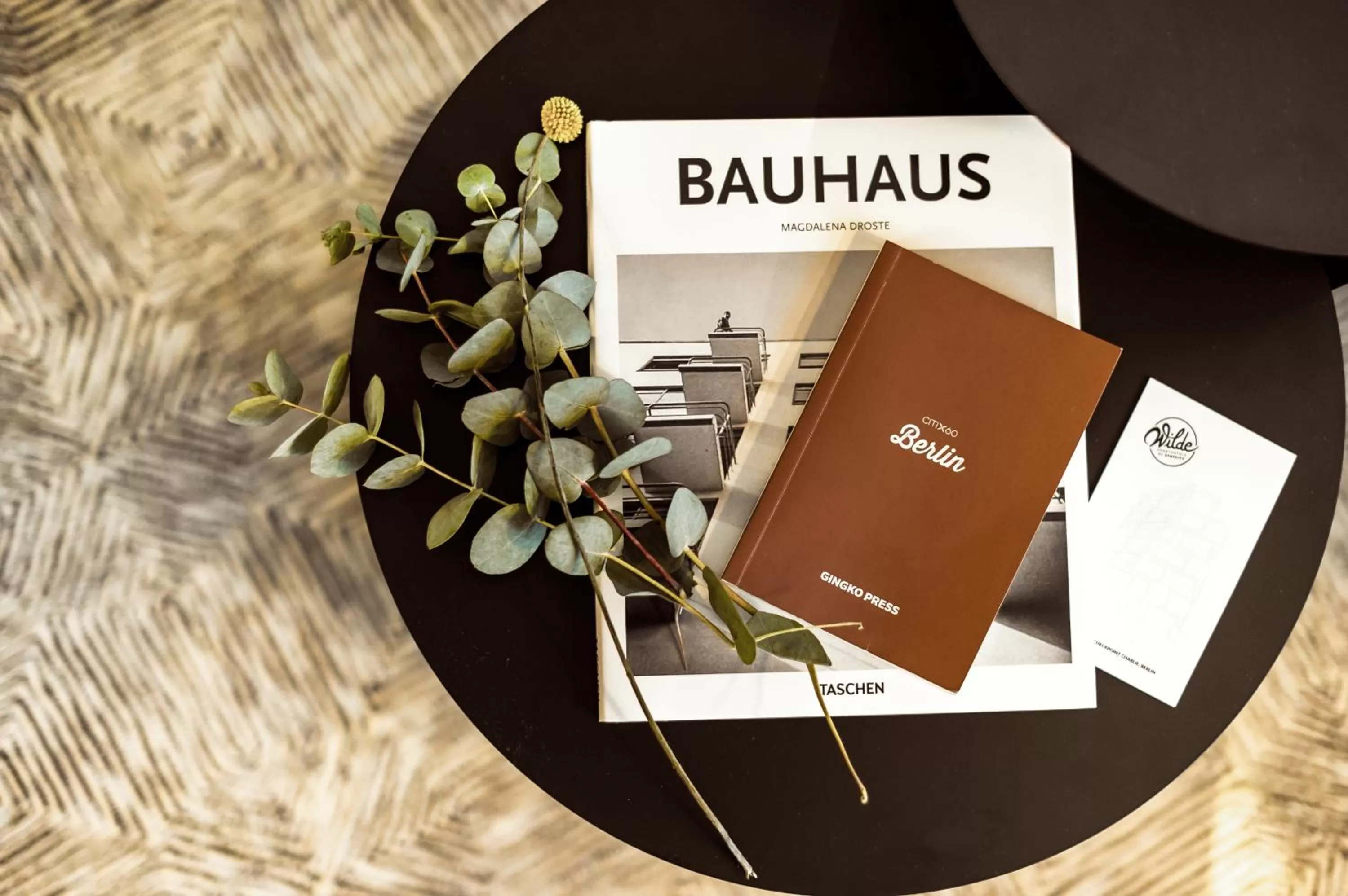 Text overlay in Wilde Aparthotels Berlin, Checkpoint Charlie