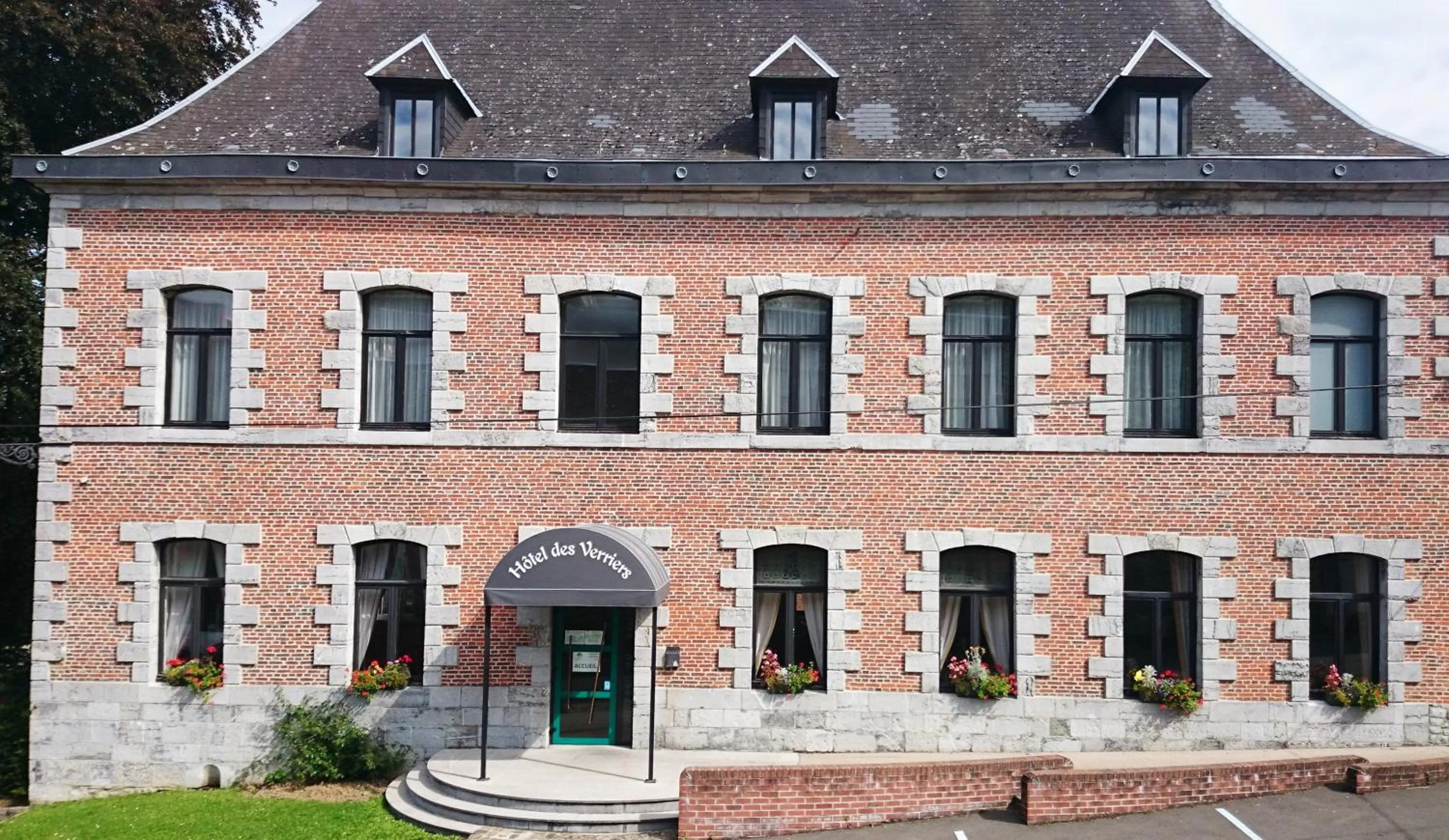 Facade/entrance, Property Building in Centre Bol Vert