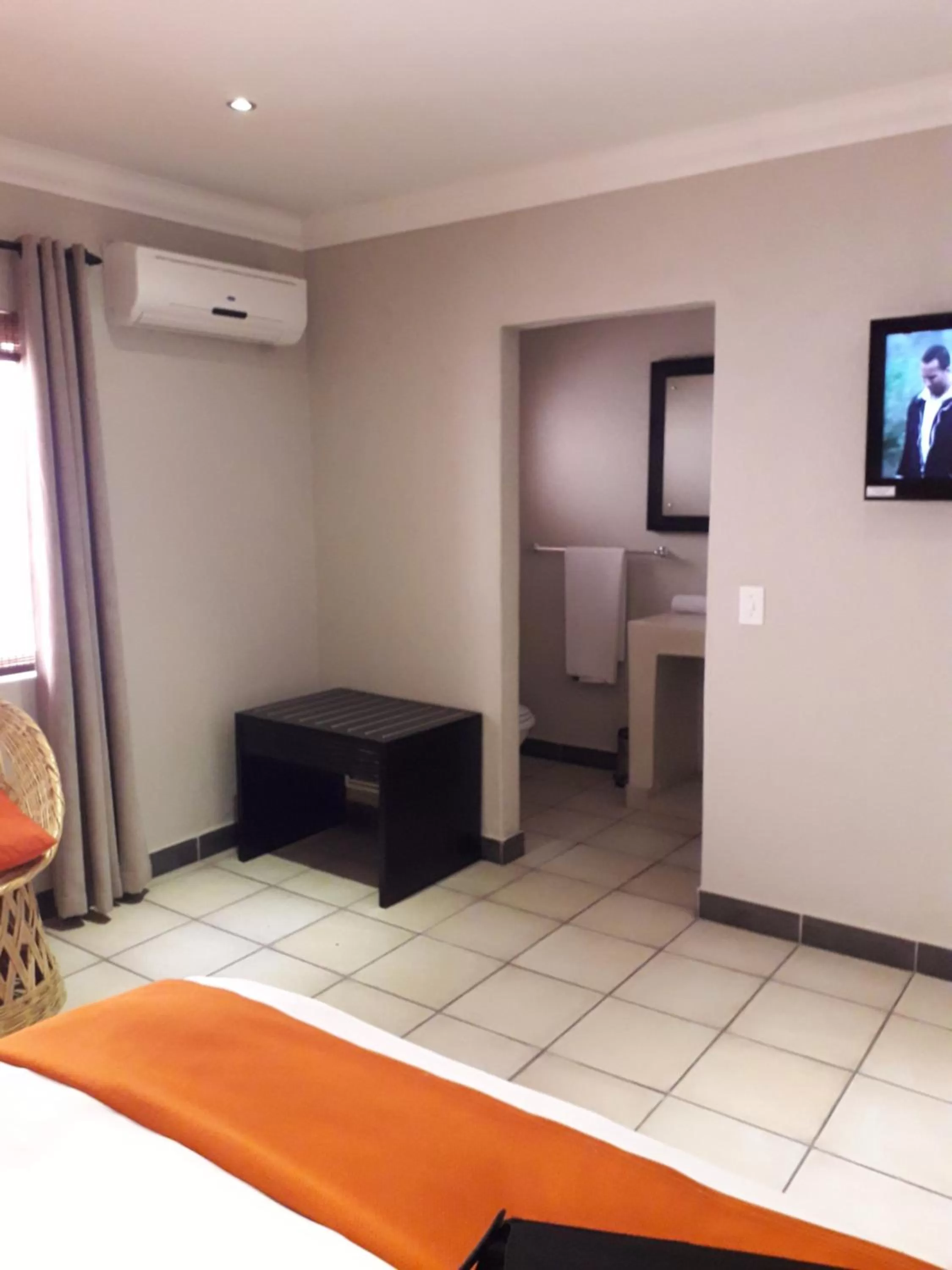 Bed in Coyotes Hotel & Conference Centre