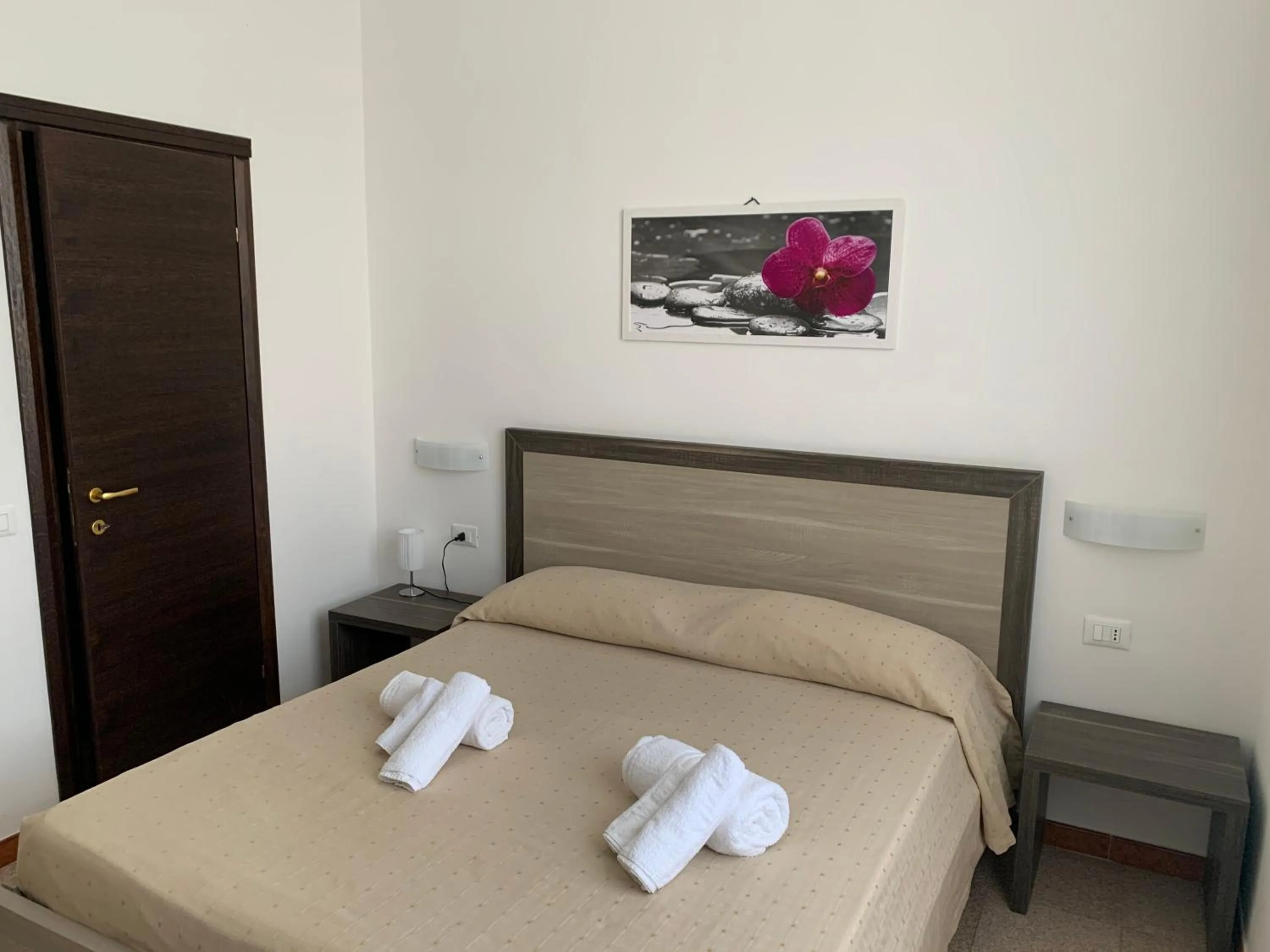 Bathroom, Bed in Hotel Virgilio