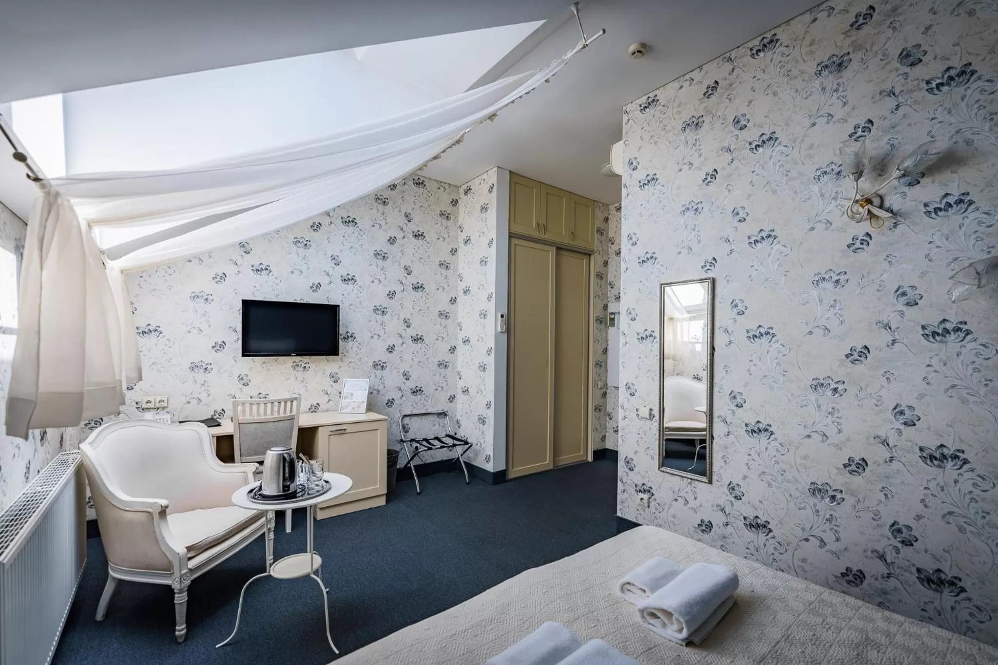 TV and multimedia, Bed in Moon Garden Old Town Hotel