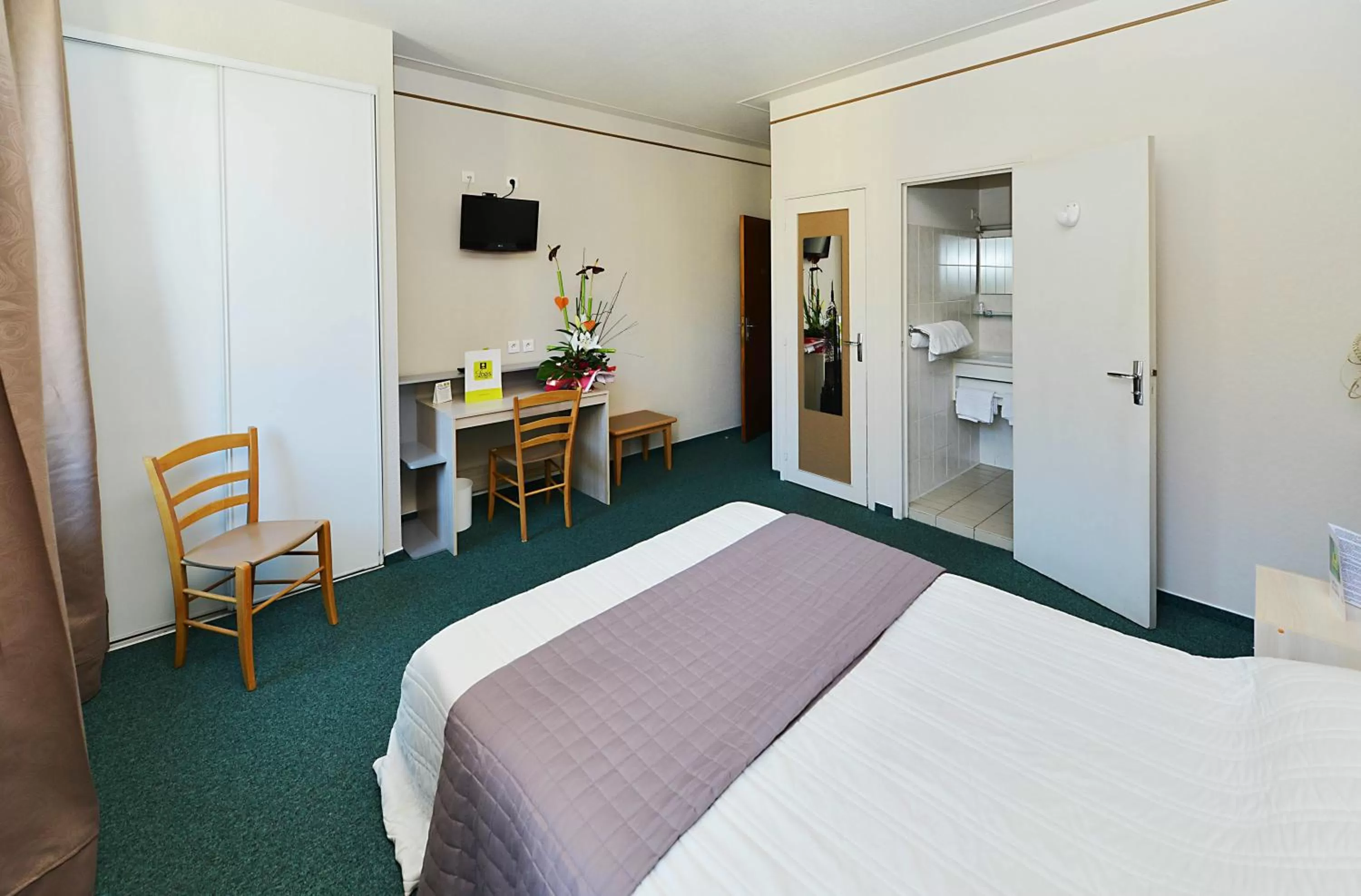 Photo of the whole room, Bed in Logis Hôtel Restaurant du Midi - Rodez Centre