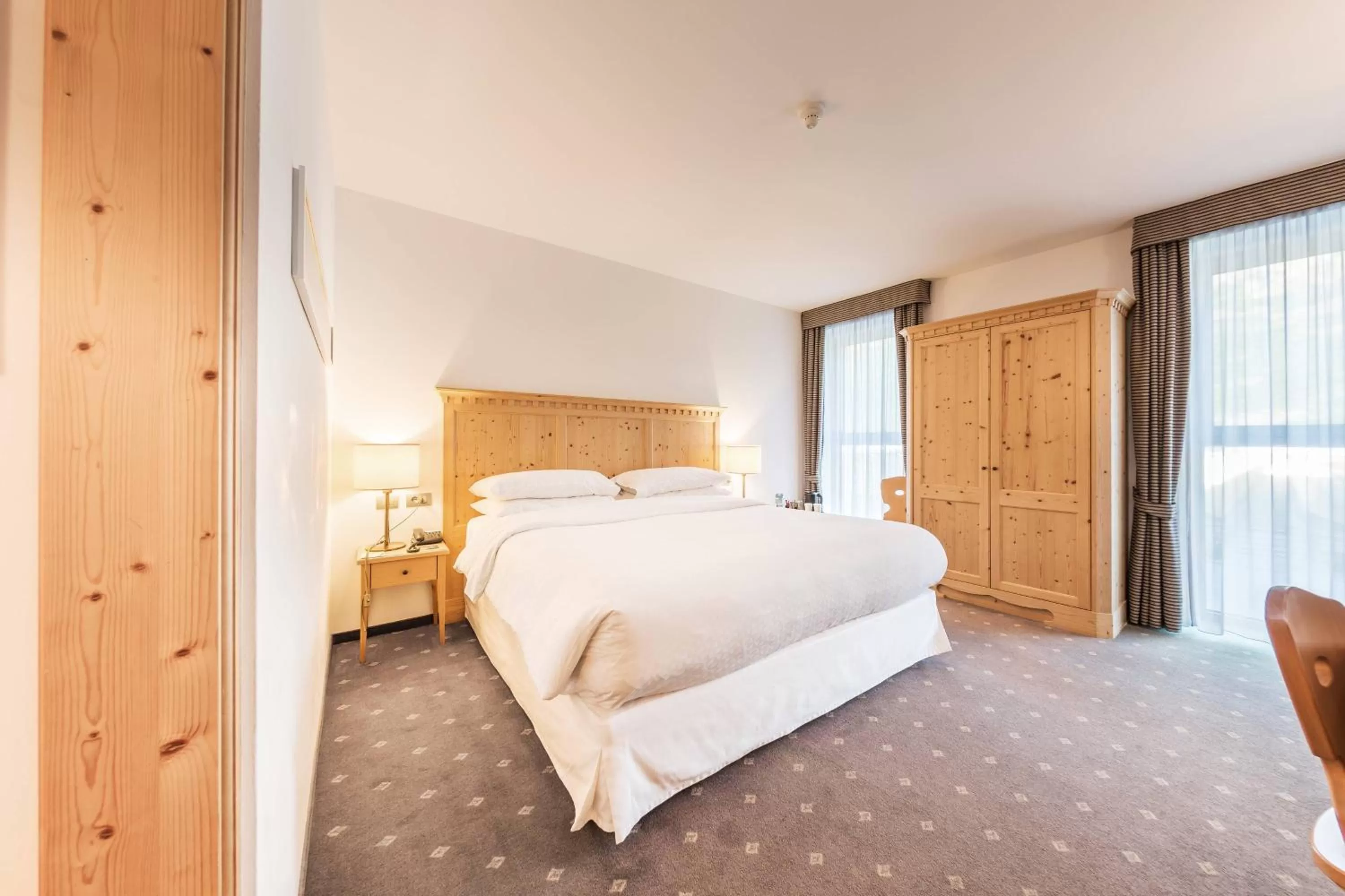 Photo of the whole room, Bed in Four Points Sheraton Bolzano Bozen