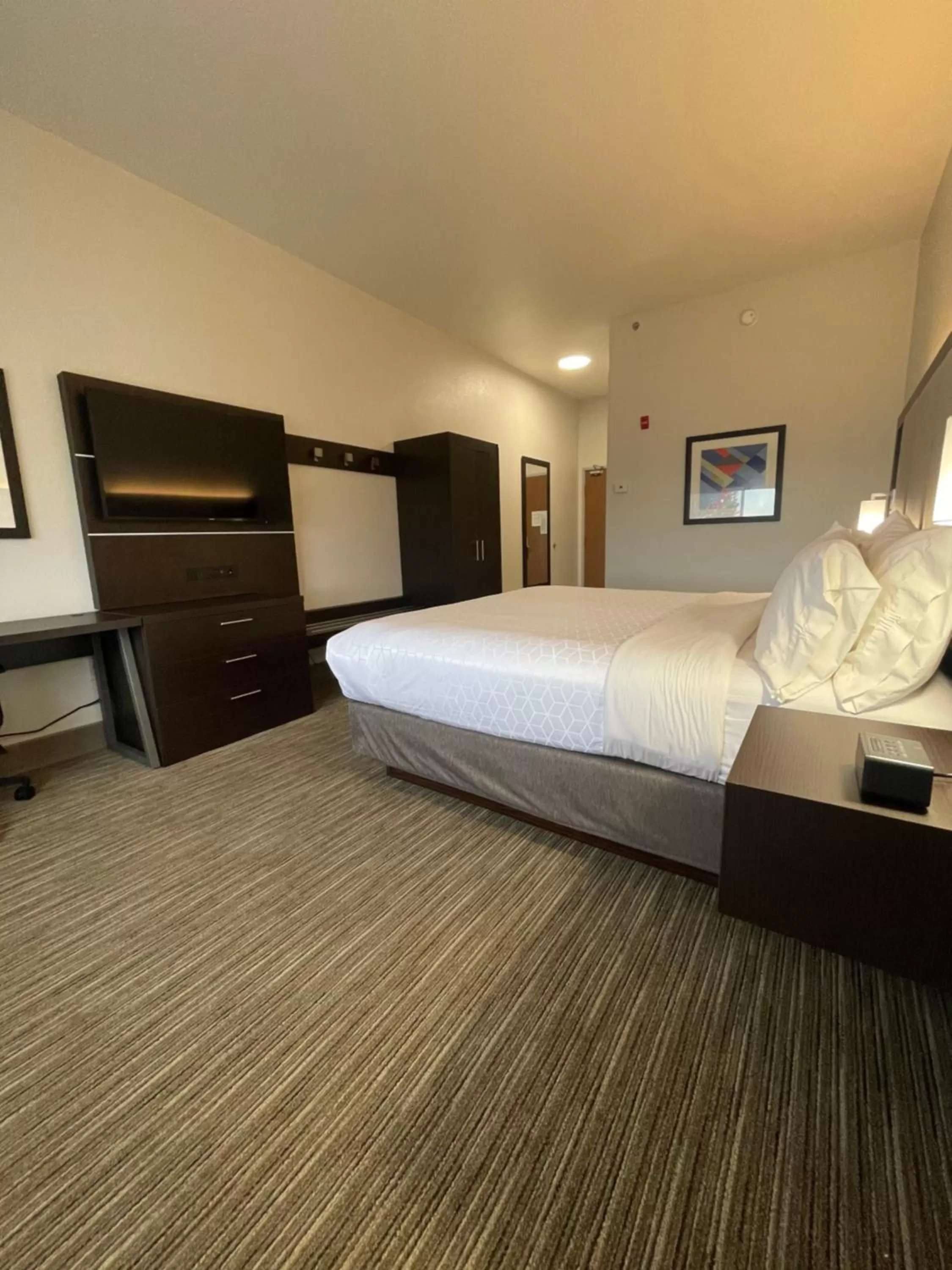 Bed in Holiday Inn Express Hotel & Suites Las Vegas NM by IHG