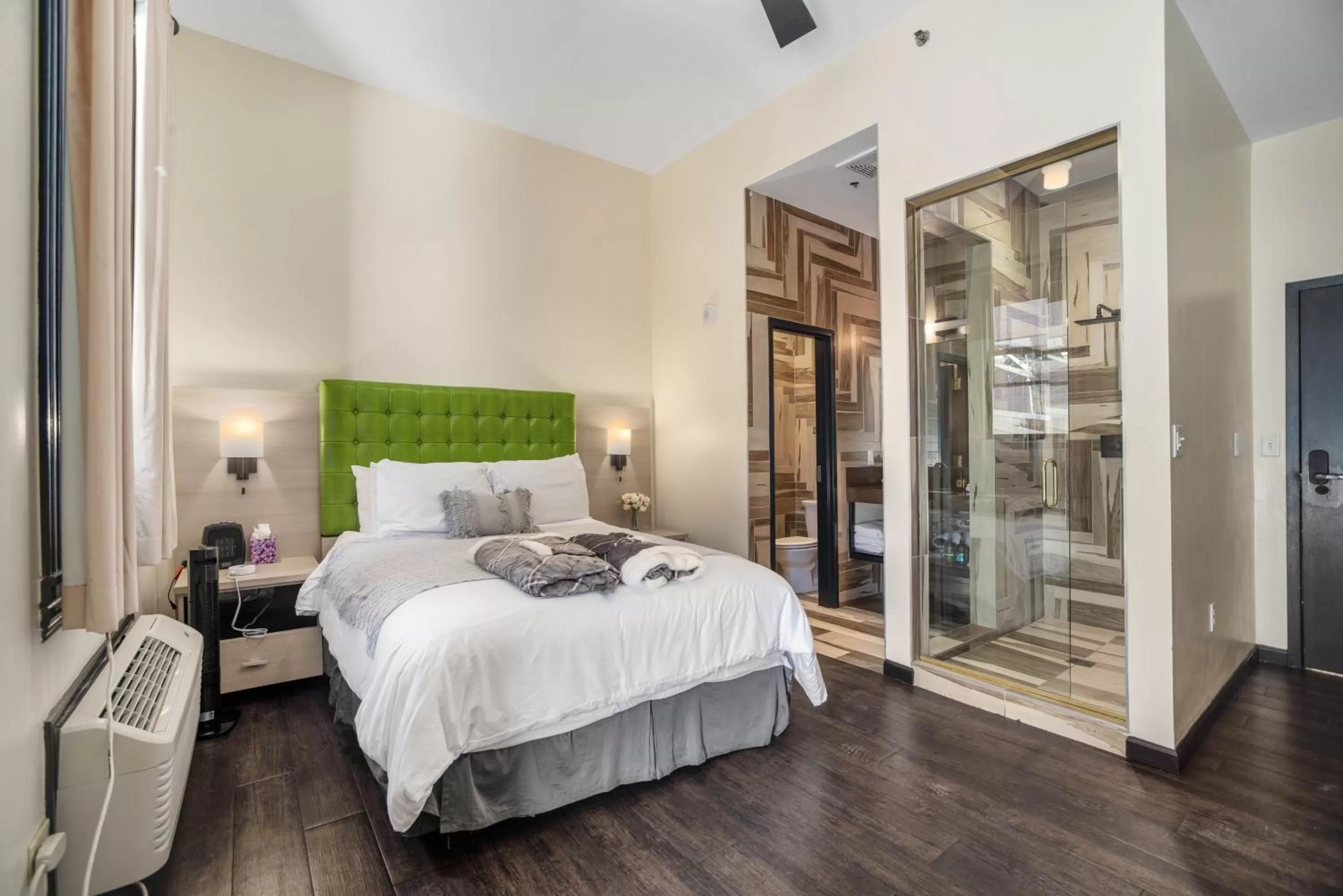 Photo of the whole room, Bed in Good Hotels Downtown Denver