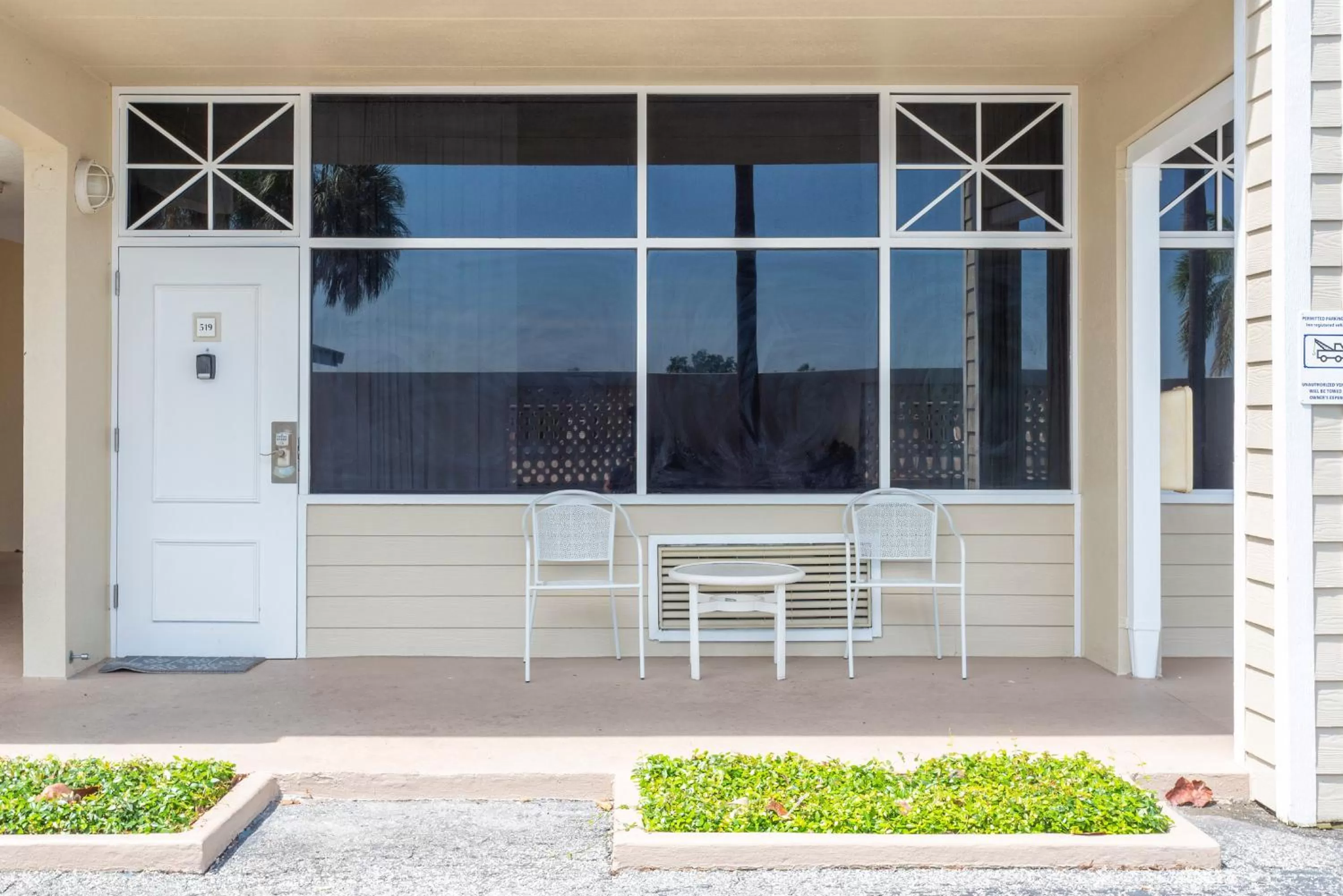 Patio in TAMPA BAY, BEACH step away, WIFI, FREE PARKING,POOLS, JACUZZI