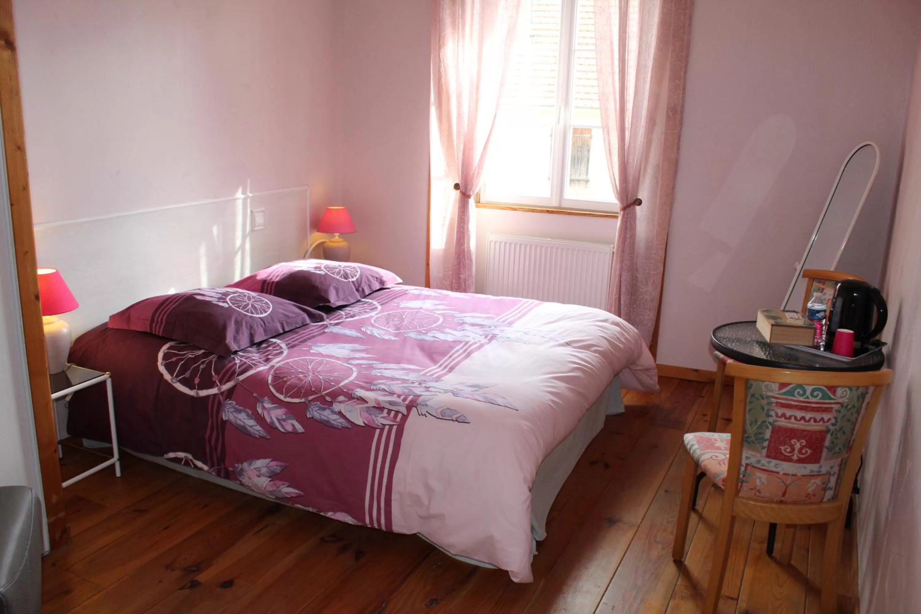 Photo of the whole room, Bed in COMME UN COQ EN PÂTE