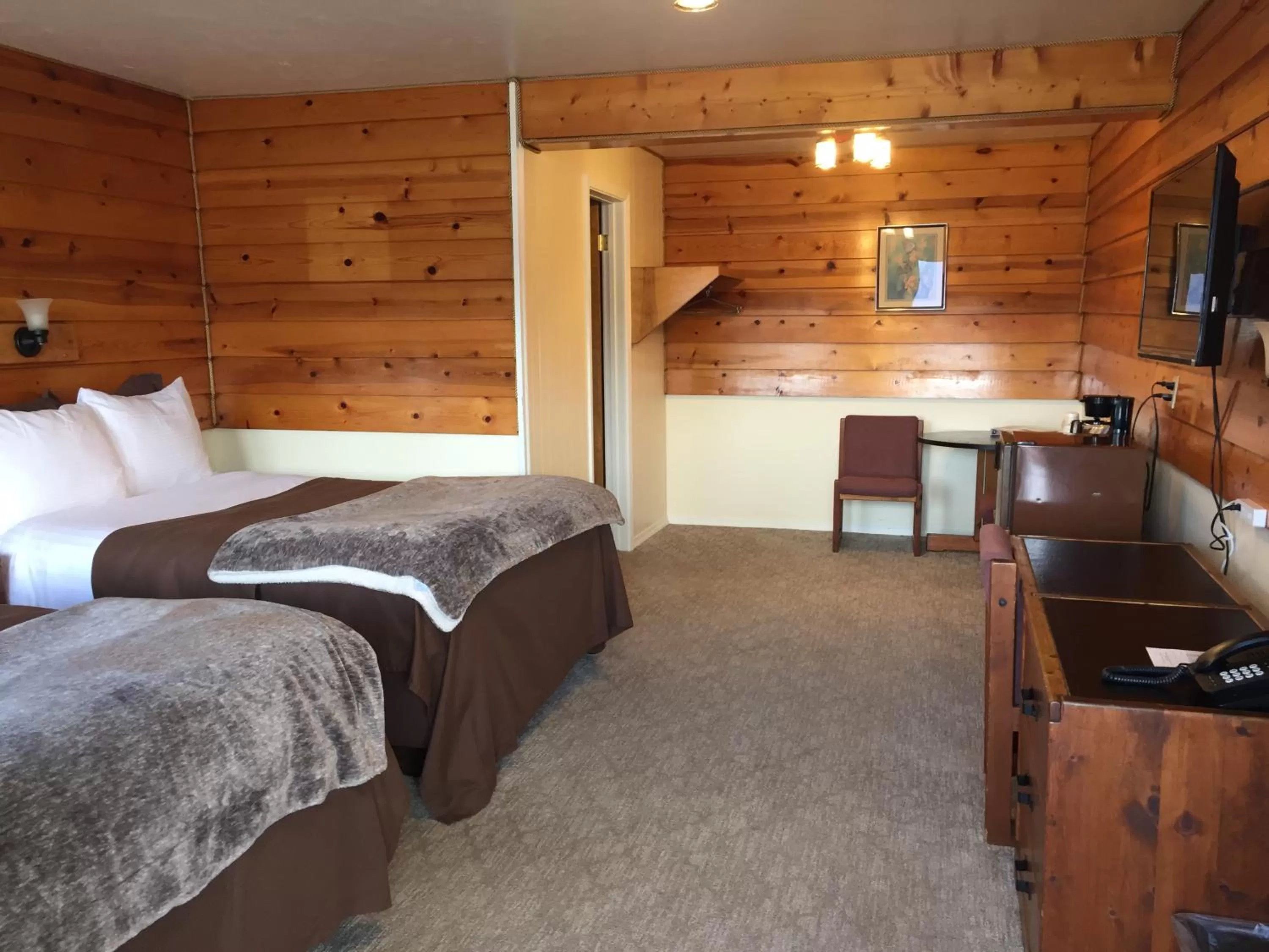 Bed in Captain's Choice Motel