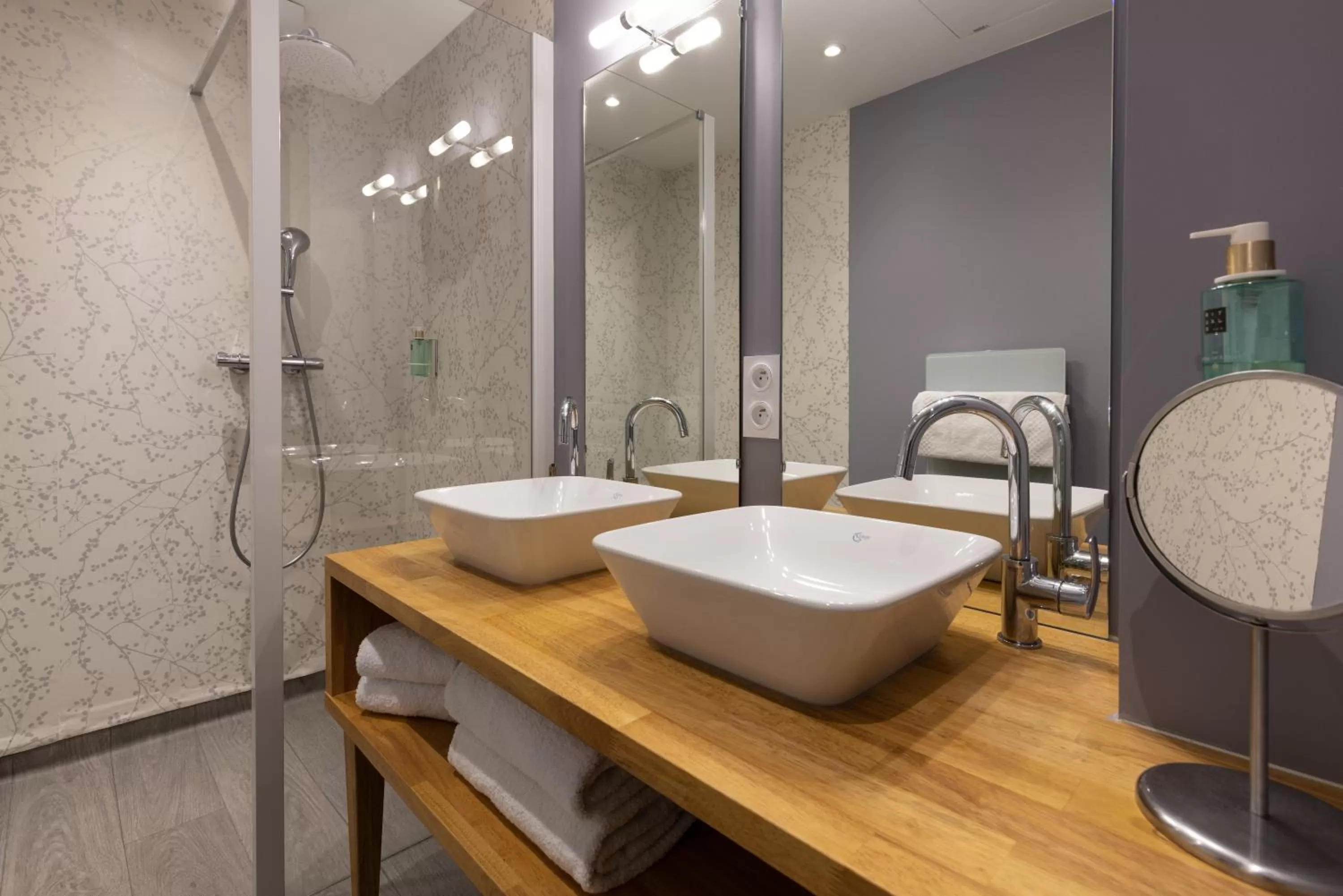 Shower in Hôtel-Restaurant des Augustins