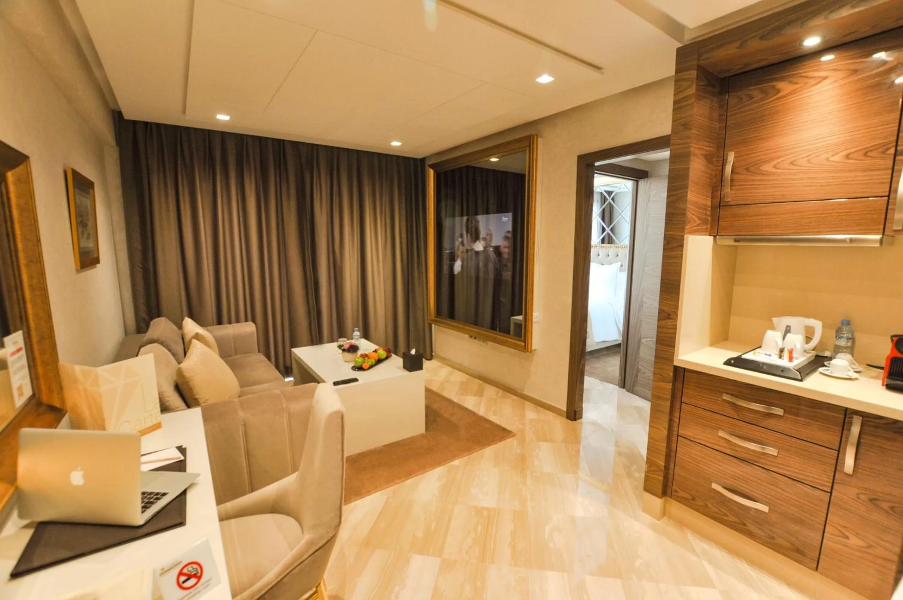 Communal lounge/ TV room in Suite Hotel Casa Diamond