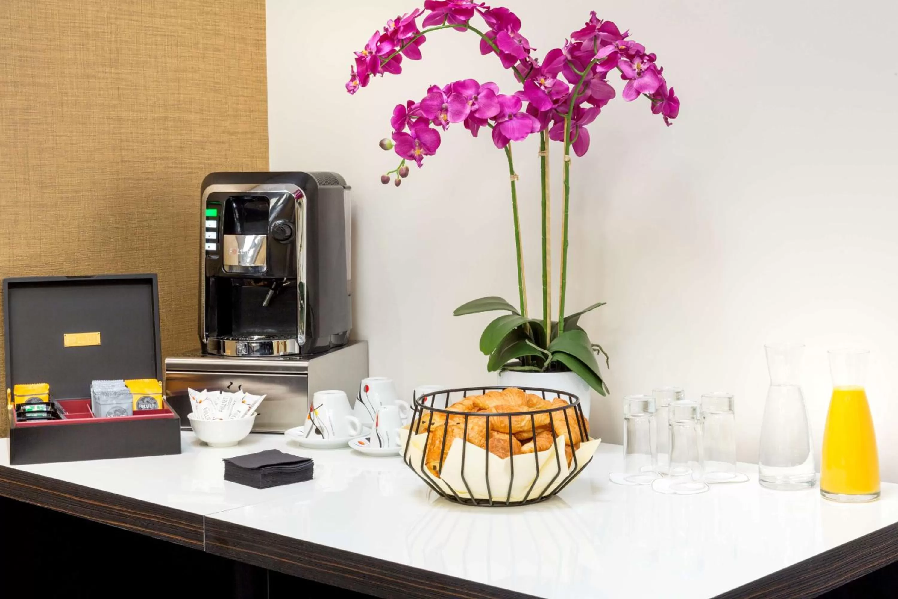 Restaurant/places to eat in Best Western Hôtel Journel Paris Sud