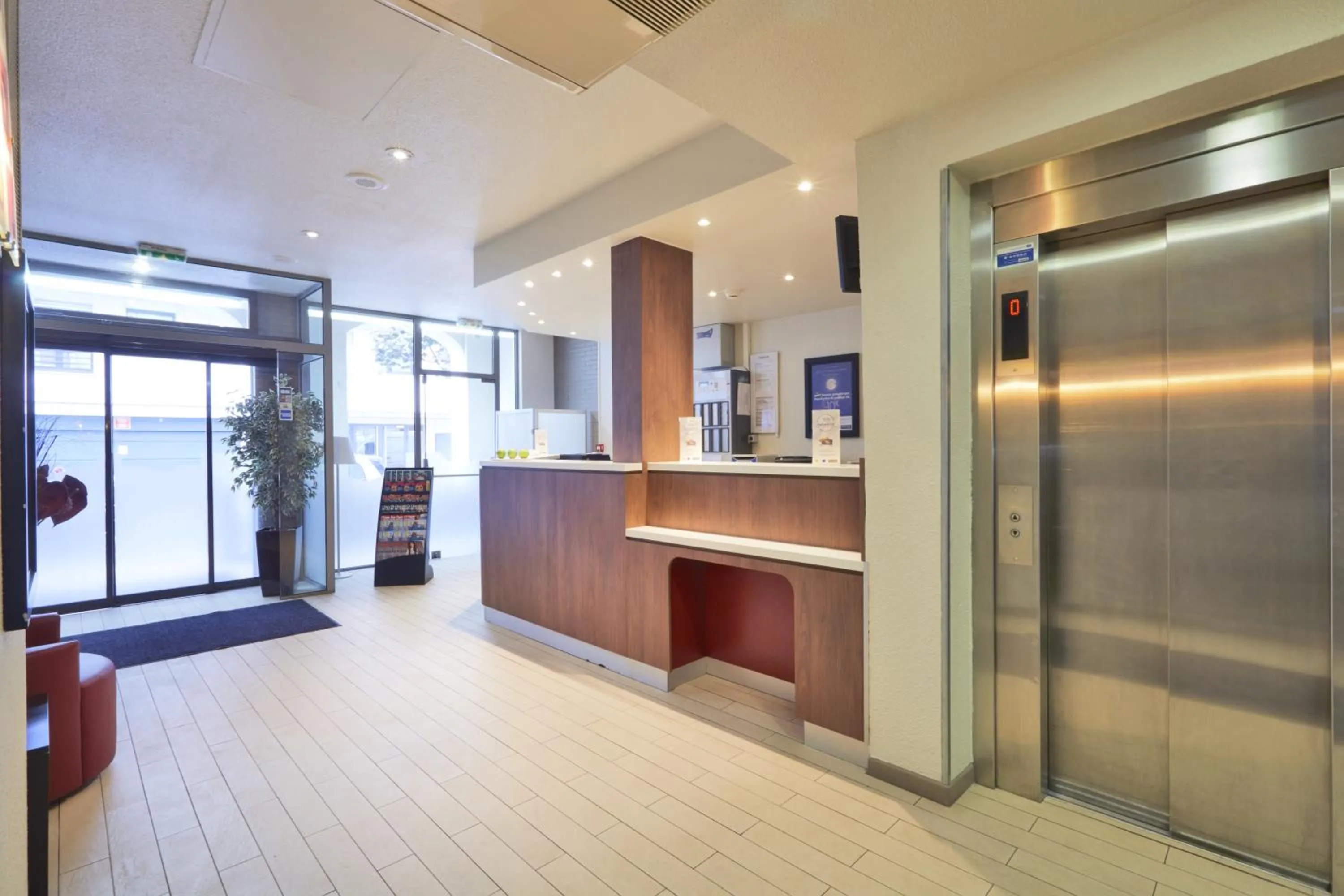 Lobby or reception in Campanile Paris Ouest - Porte de Champerret Levallois