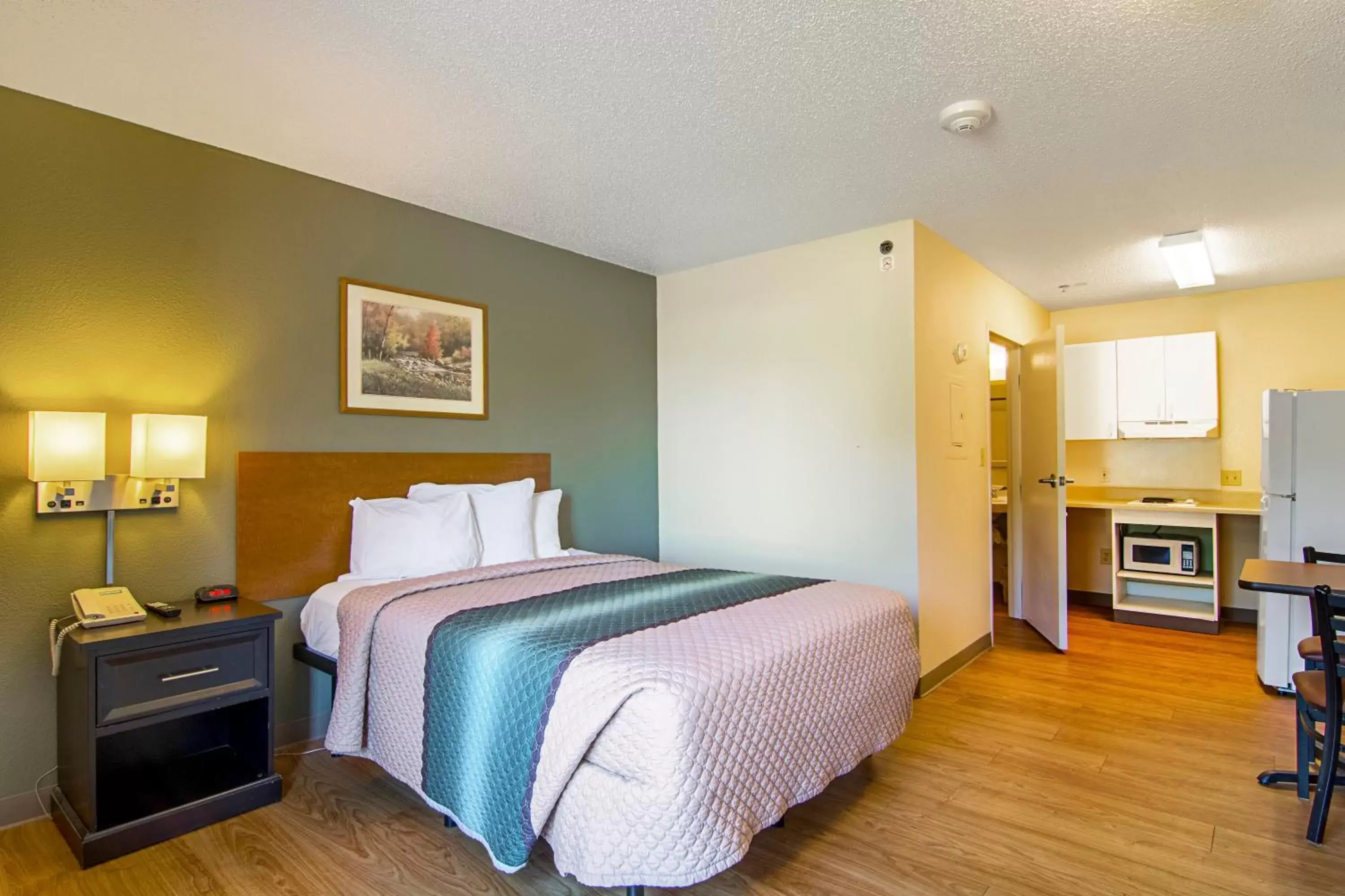 Studio One Double Room Non-Smoking in HomeTowne Studios by Red Roof Chicago - Waukegan Studio One Double Room Non-Smoking in HomeTowne Studios by Red Roof Chicago - Waukegan