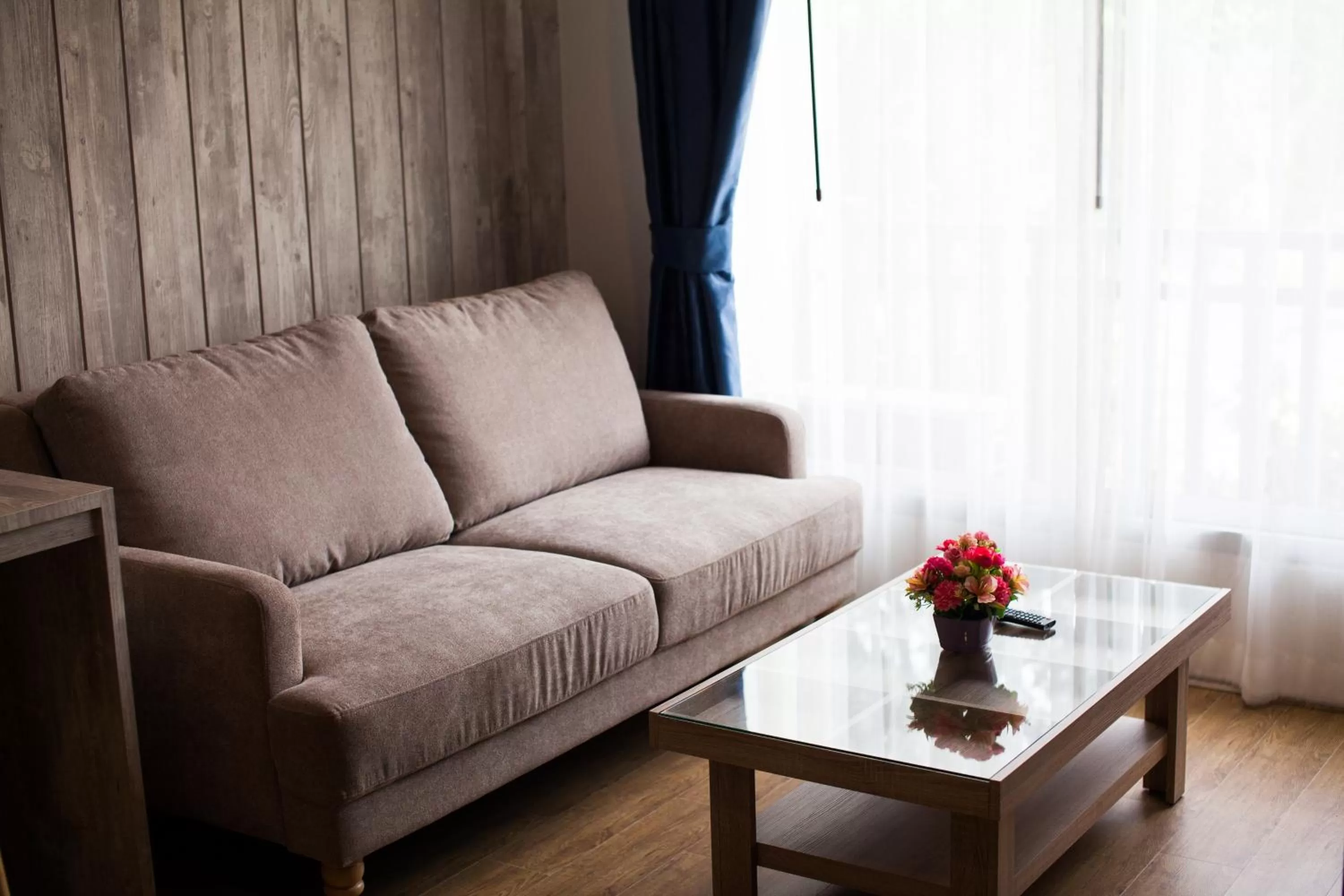 Living room in Anchan Laguna Hotel โรงแรมอัญชันลากูน่า