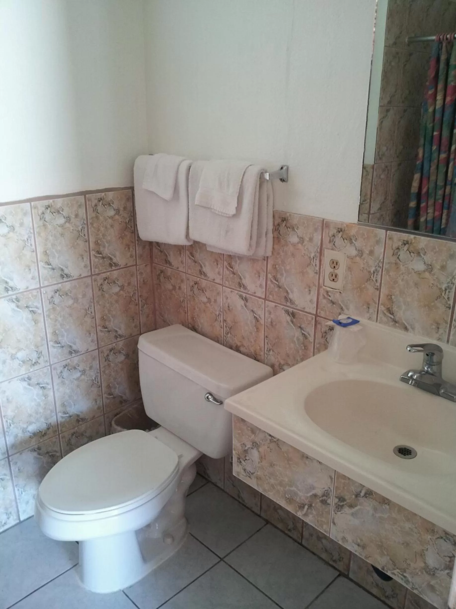 Bathroom in Travel Eagle Inn Motel