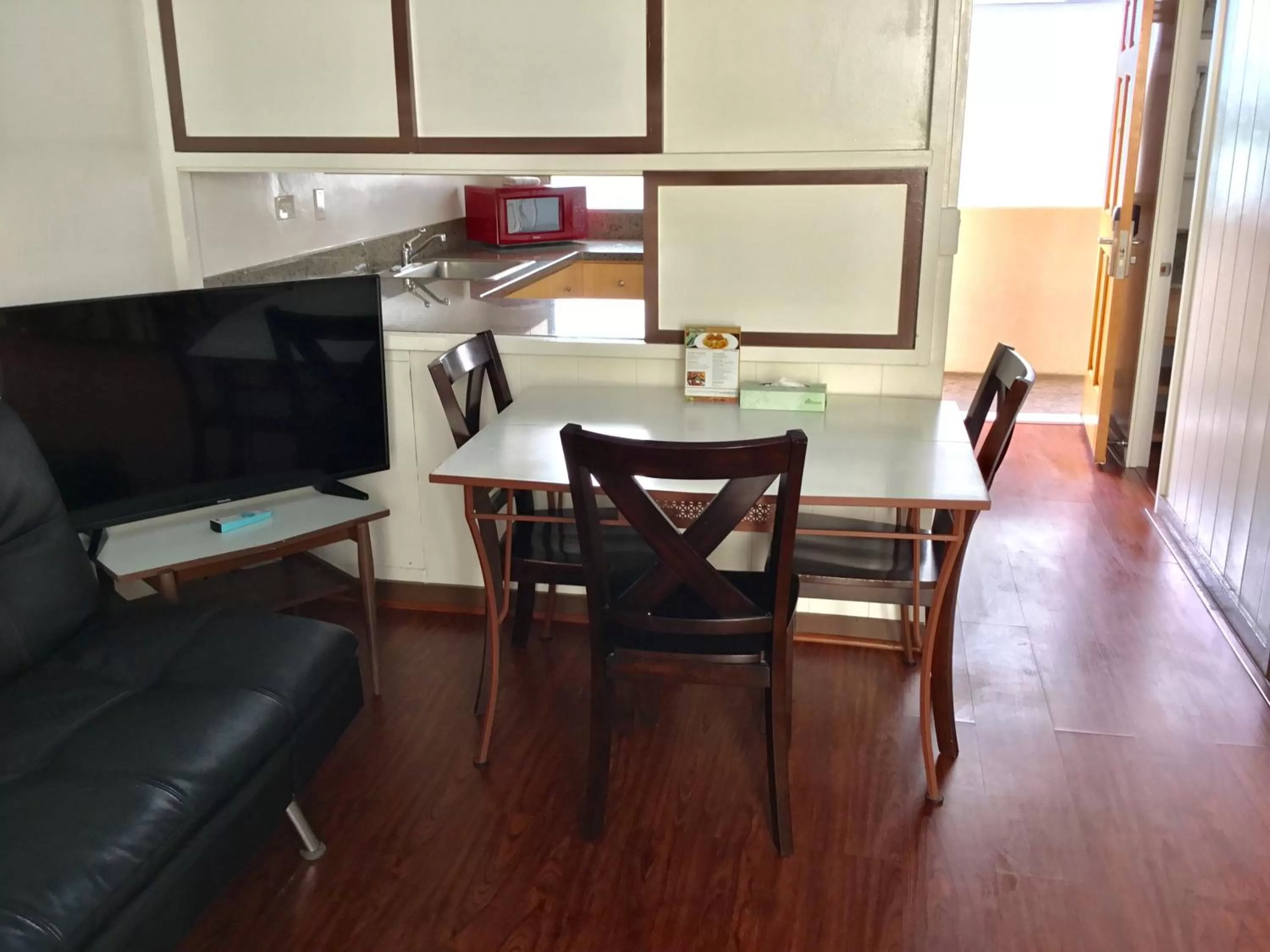 TV and multimedia in Holiday Surf Hotel (with full kitchen)