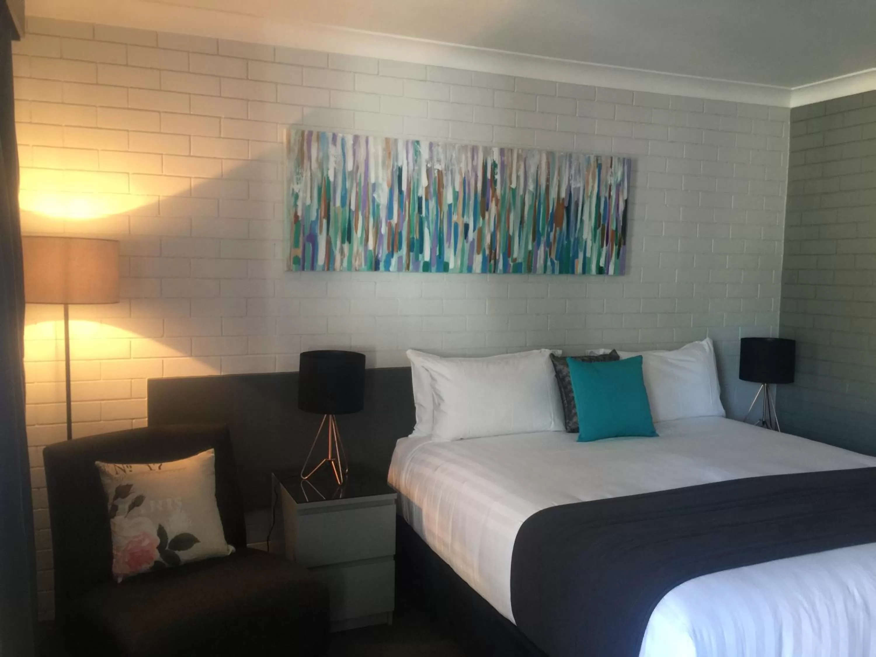 Bed in Blue Violet Motor Inn