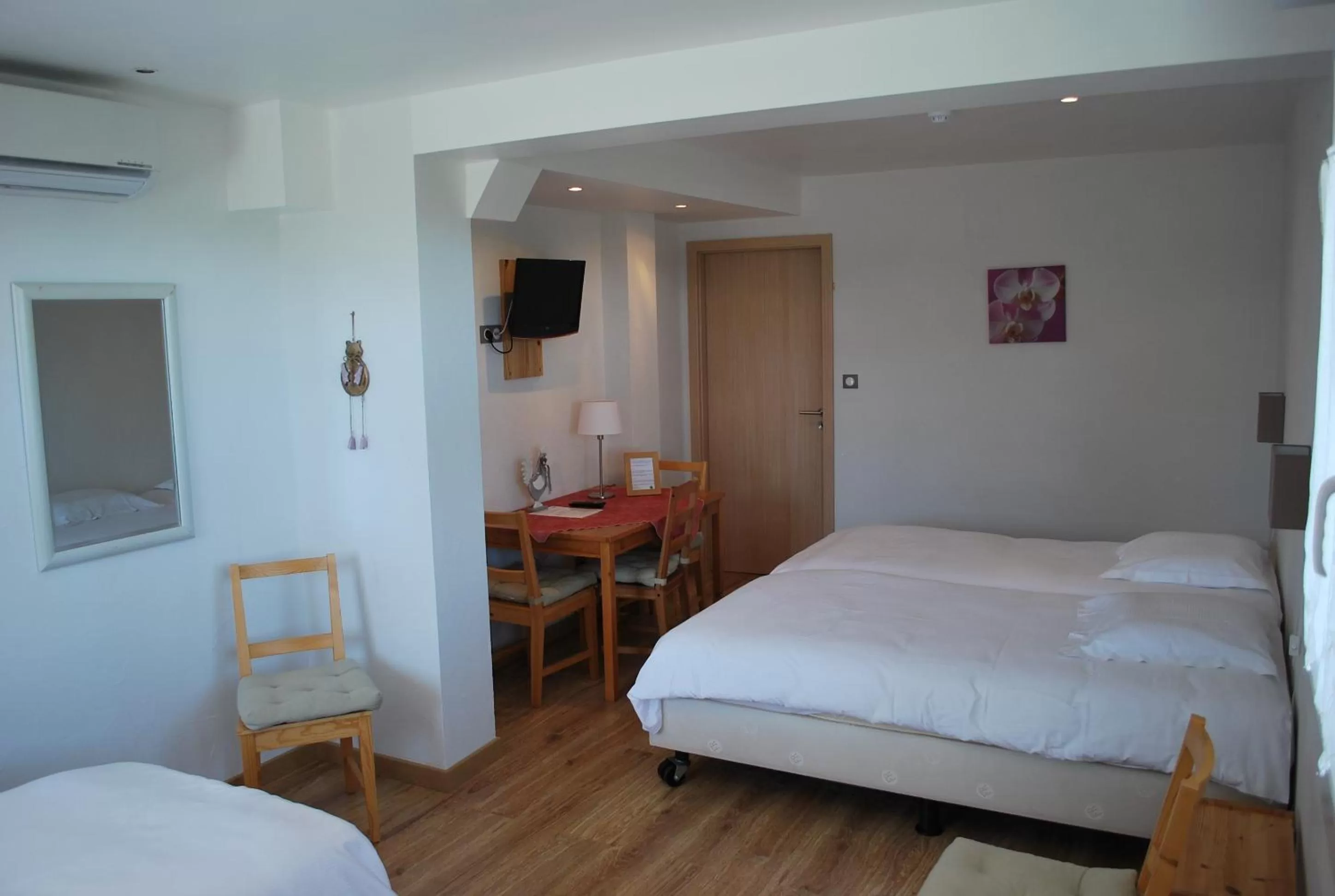 Bedroom, Bed in Chambres d'hôtes Les vignes