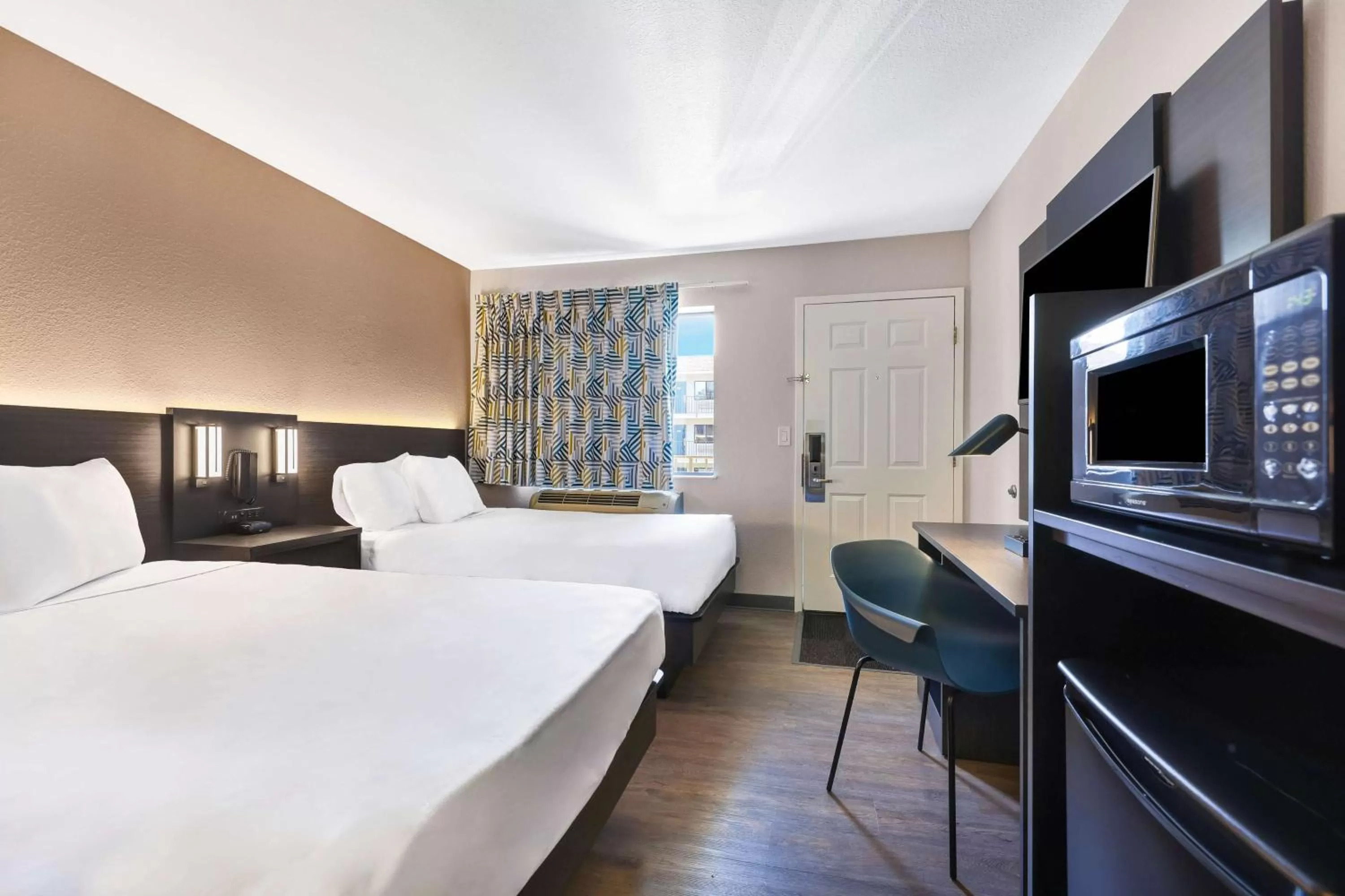 Photo of the whole room, Bed in Motel 6-Kirkland, WA - North Kirkland