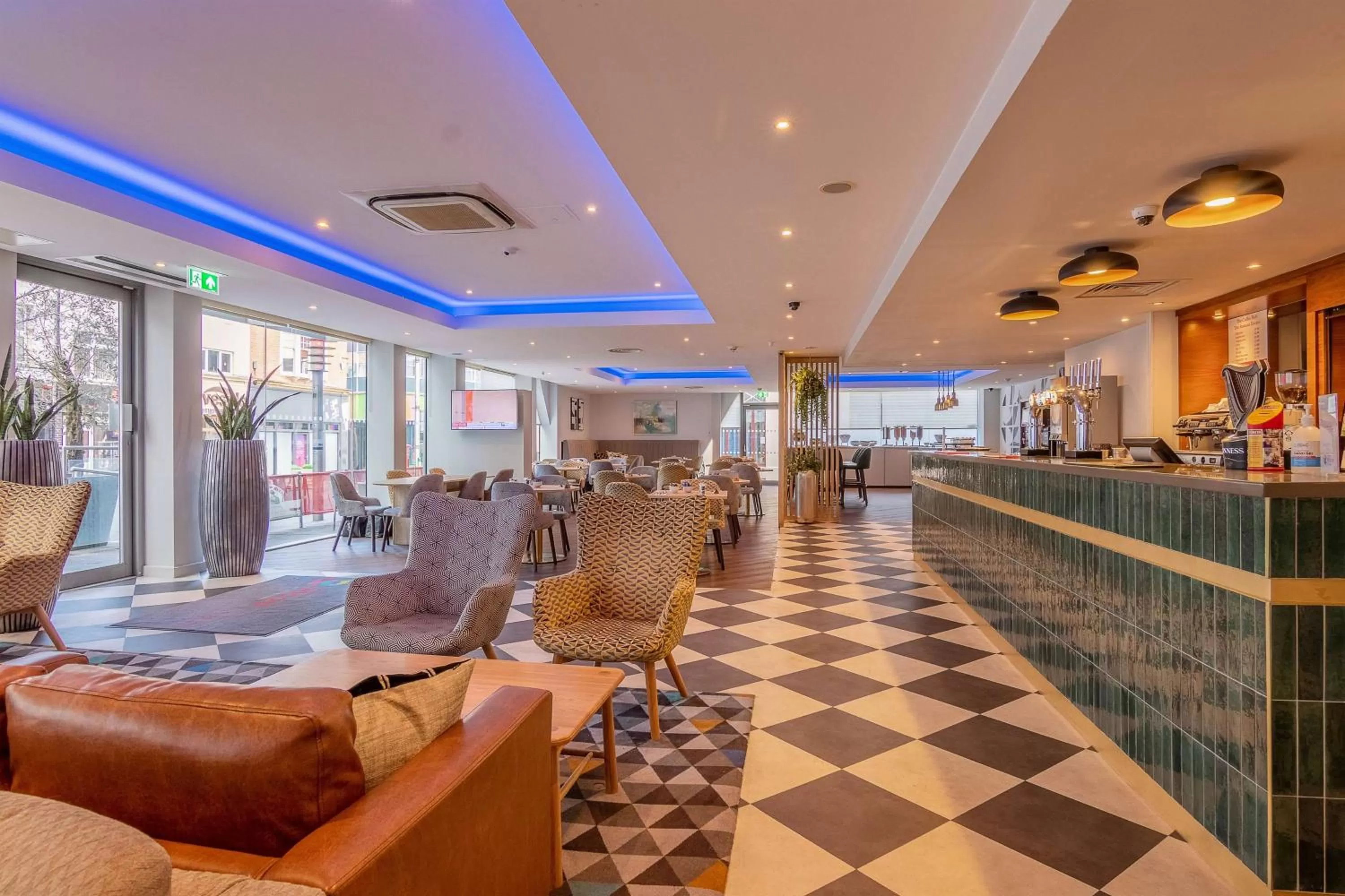 Lounge or bar in Ramada Encore Leicester City Centre