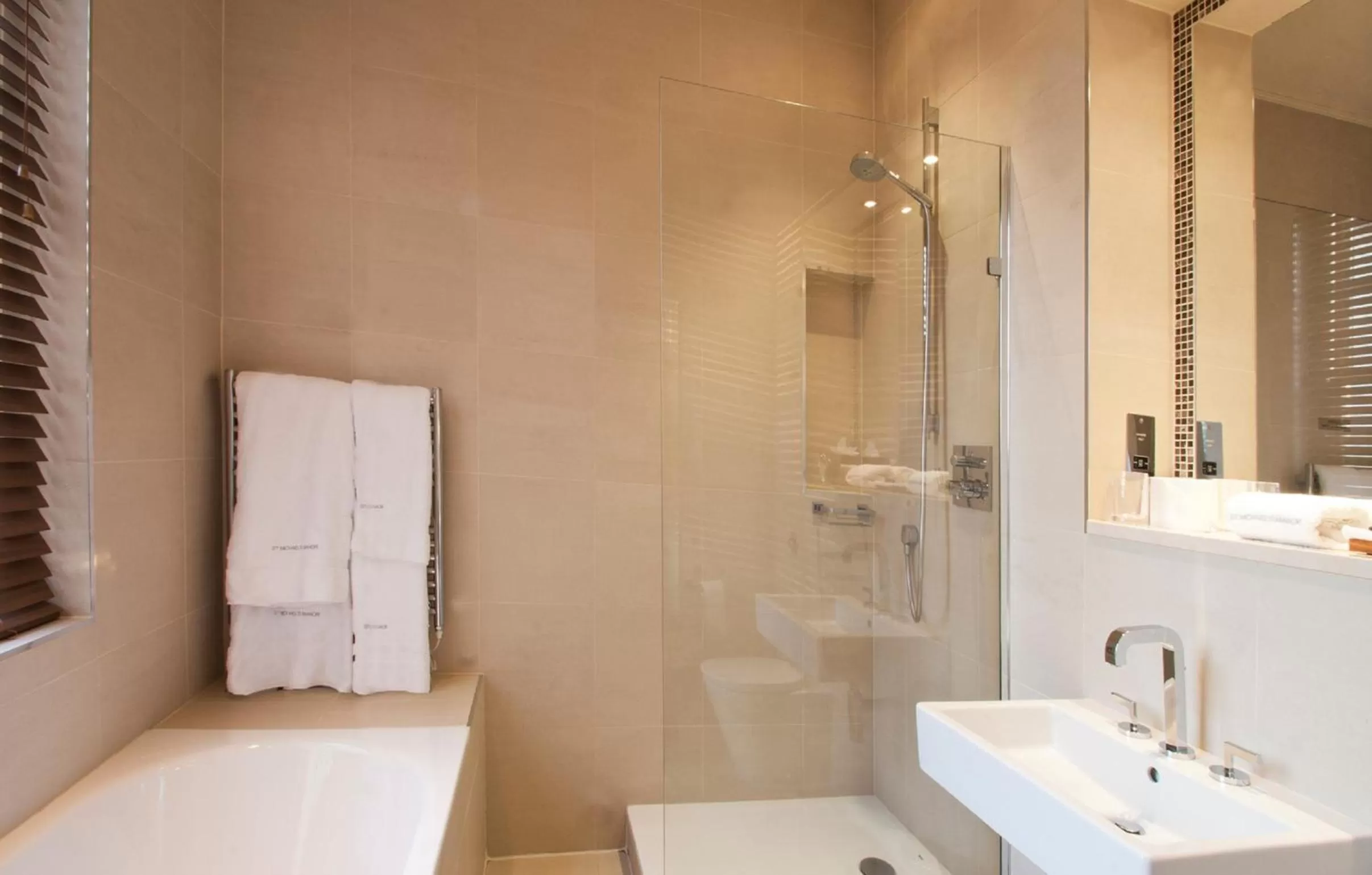 Bathroom in St Michael's Manor Hotel - St Albans