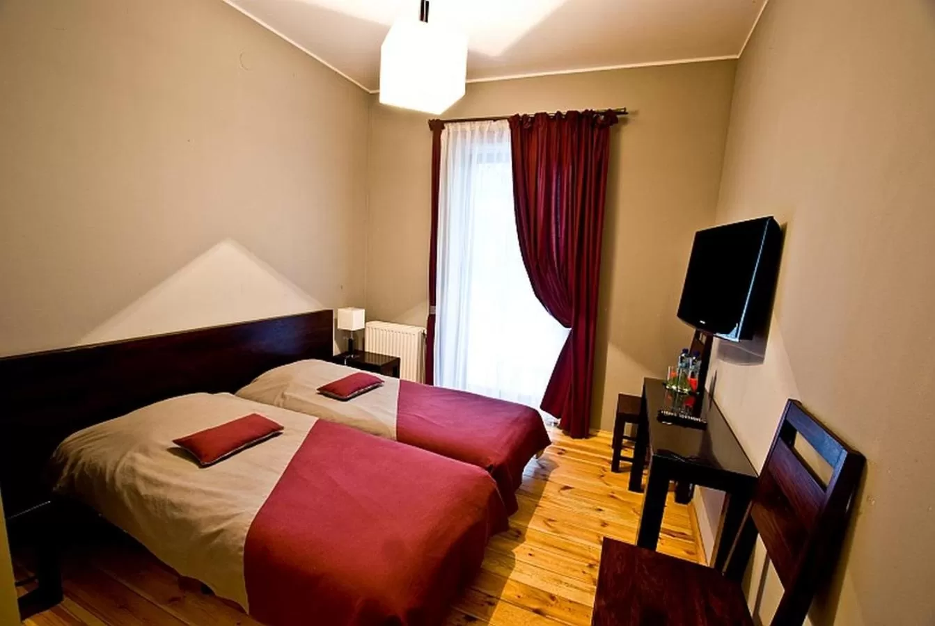 Bed, TV/Entertainment Center in Dom Pracy Twórczej