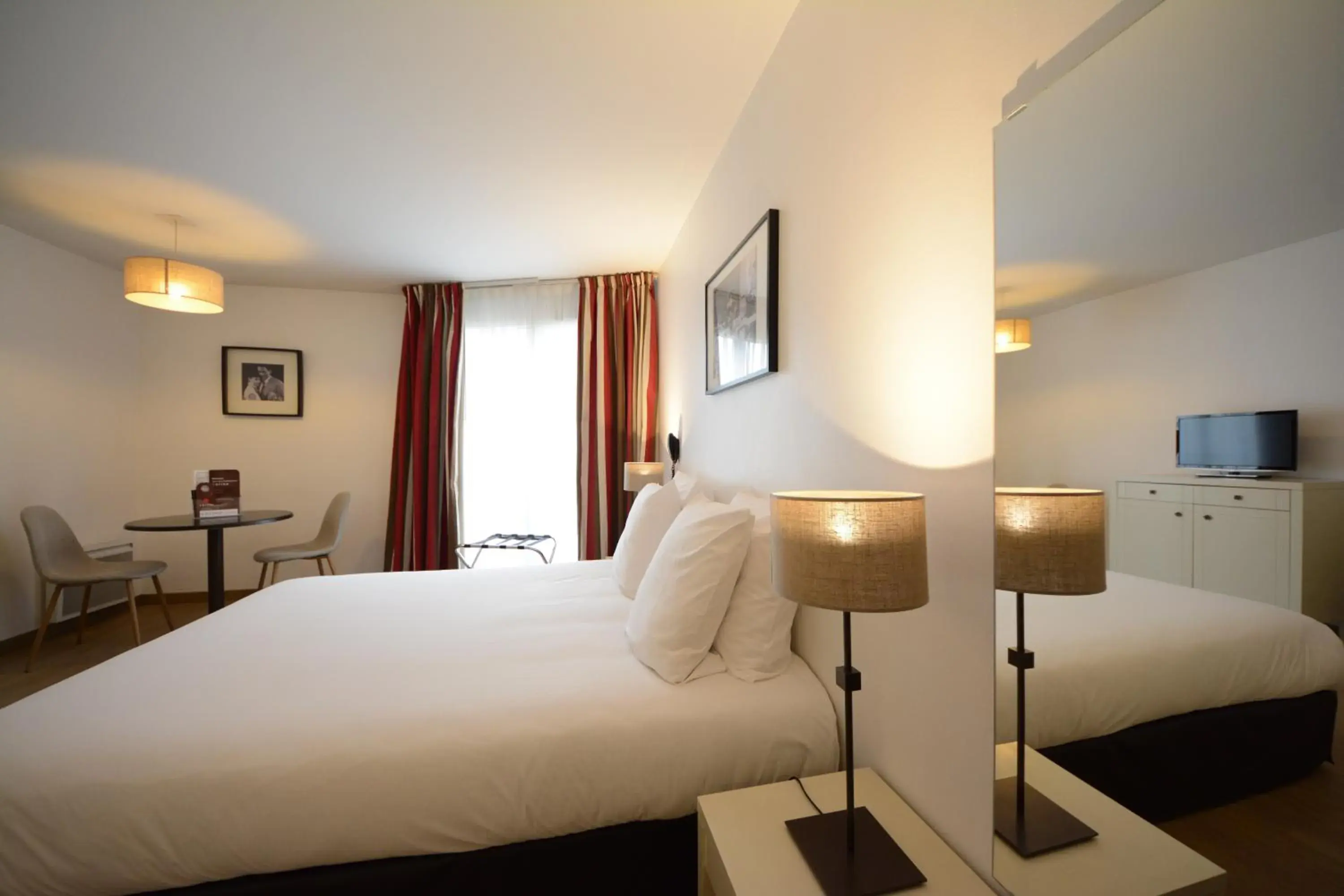 Double Bed room in Hotel Cerise Chatou Double Bed room in Hotel Cerise Chatou
