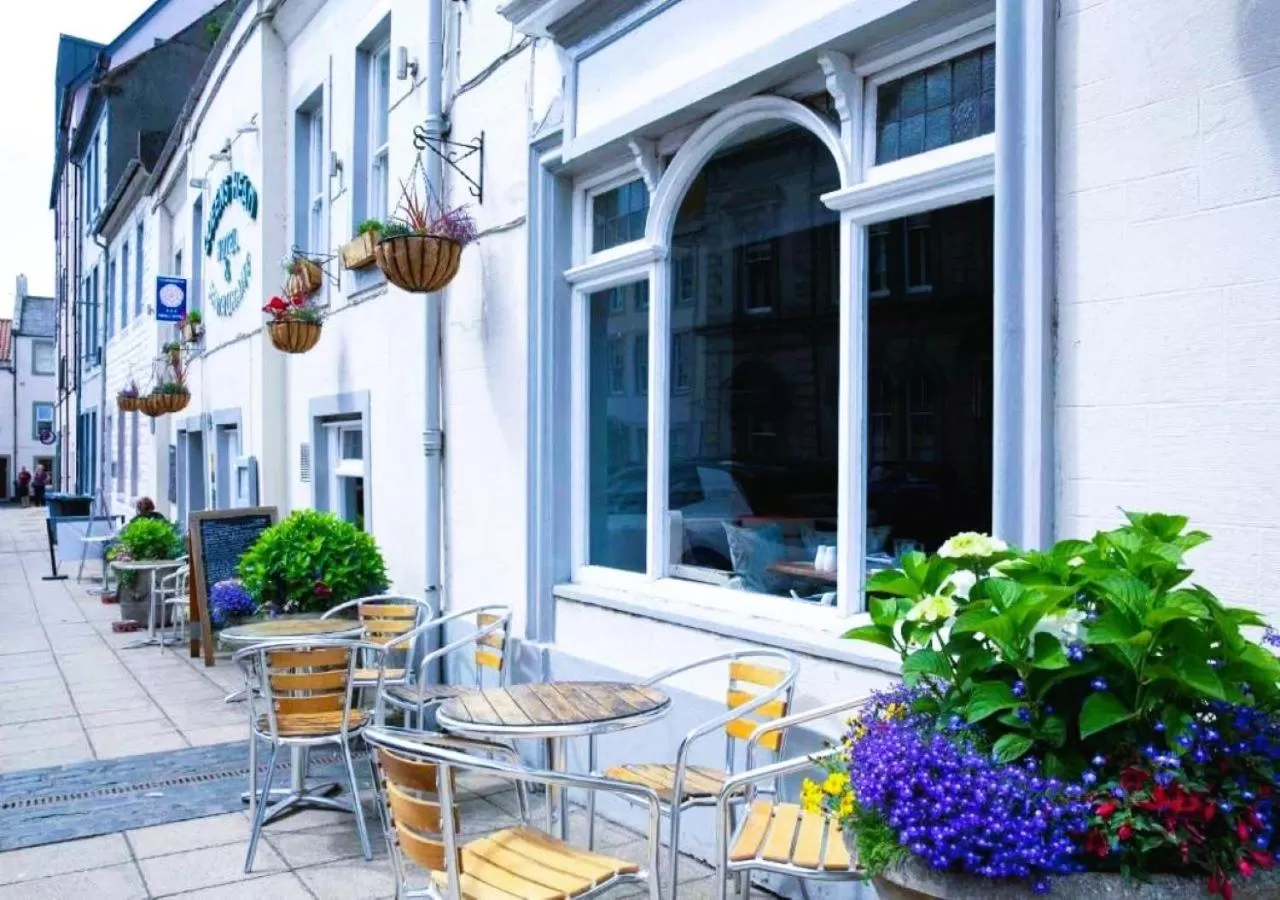 Property building in Queens Head Hotel