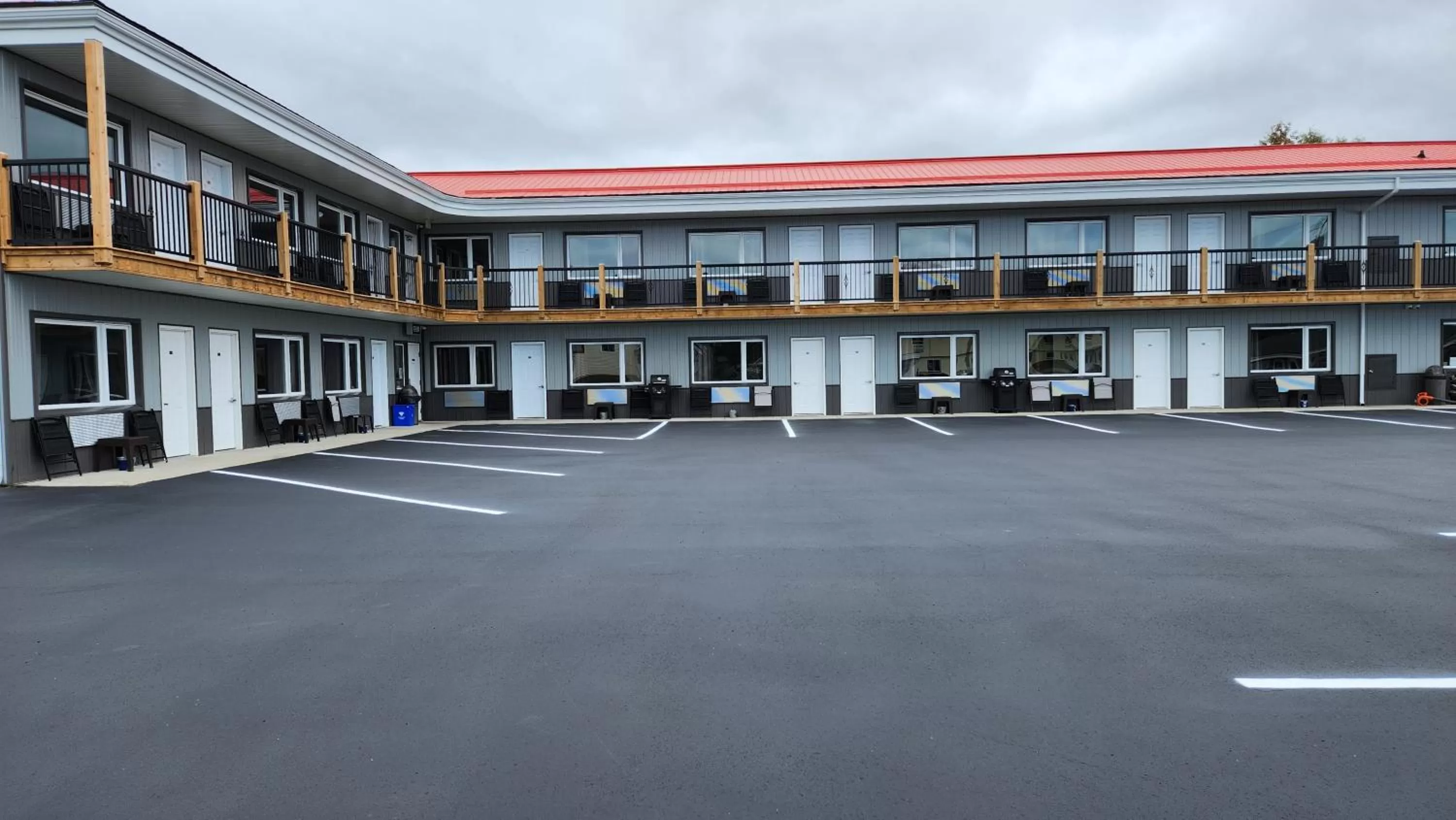 Property building in Outdoorsman Motel