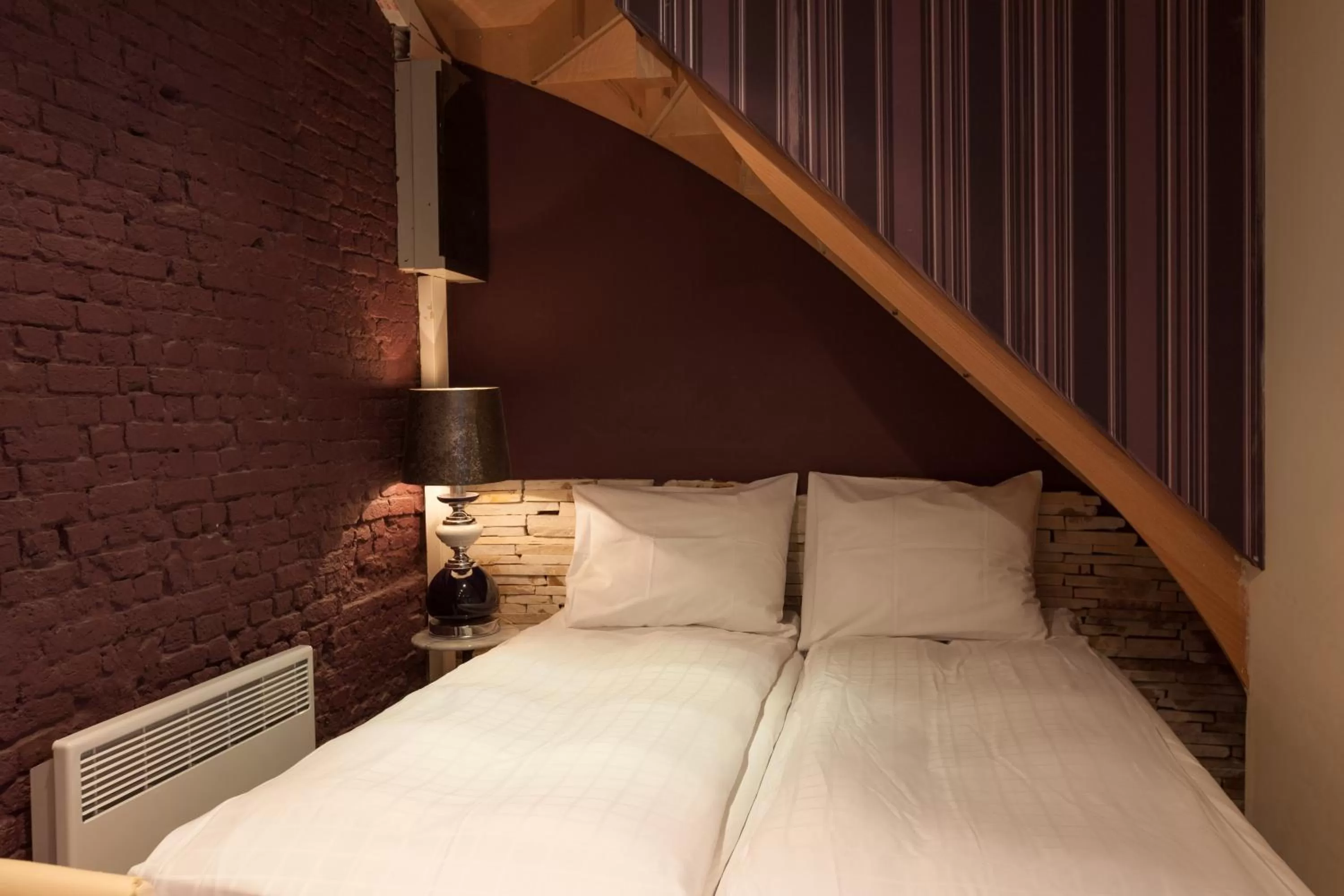 Bed in Hotel Diamonds and Pearls