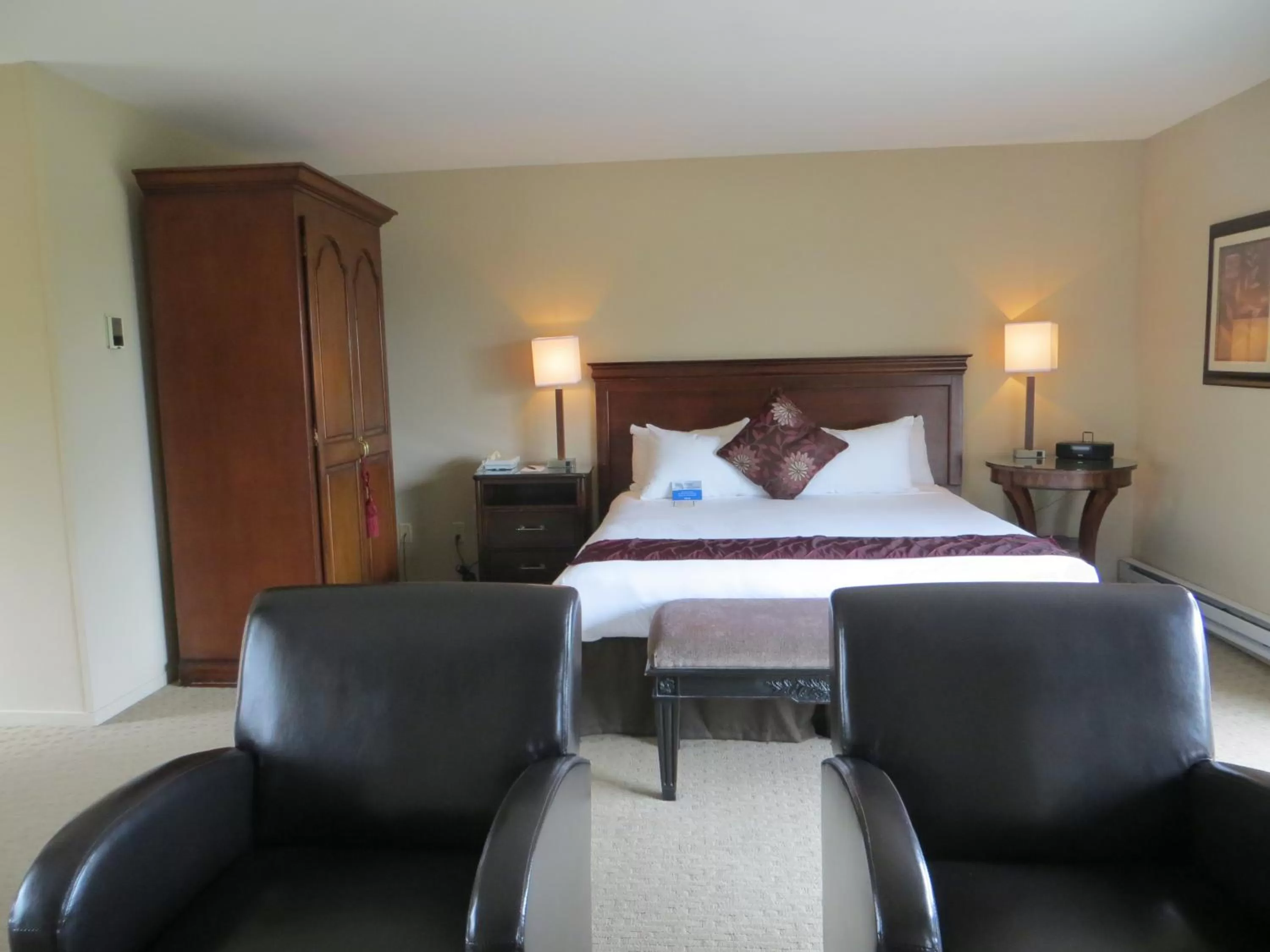 Photo of the whole room in Adobe Inn