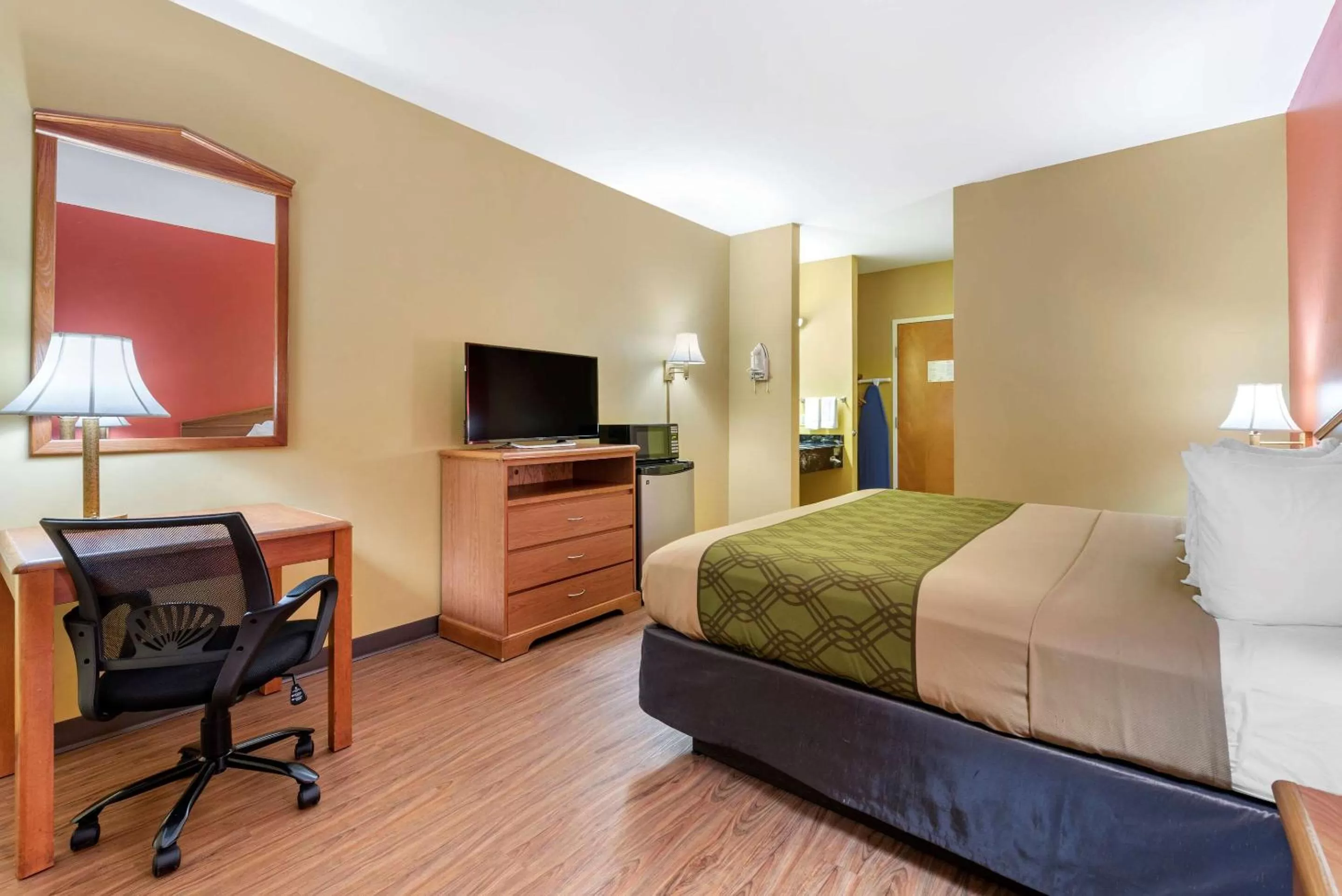 Photo of the whole room, Bed in Econo Lodge Louisville Airport