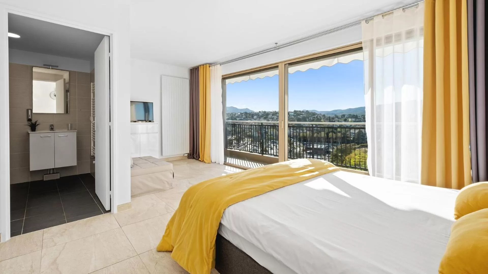 Bed in Cannes Marina Appart Hotel Mandelieu