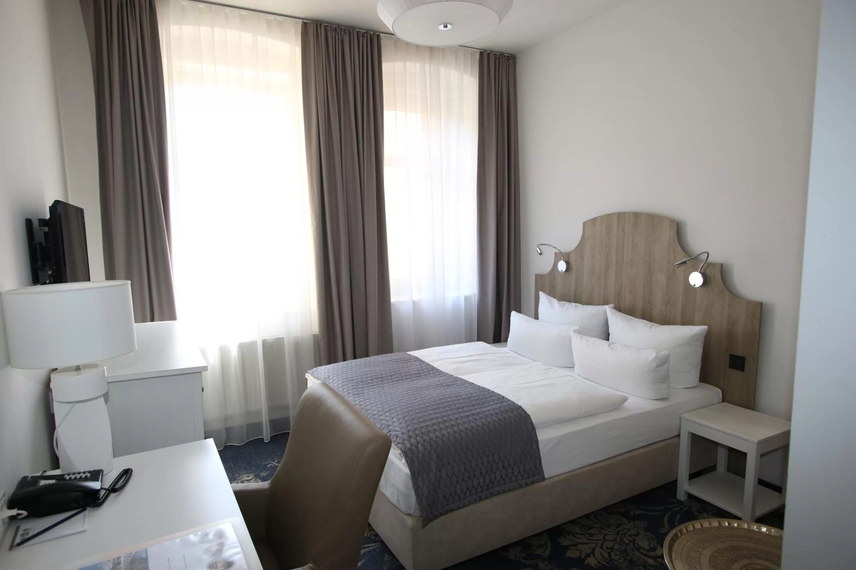 Small Standard Queen Room ( 1.40 x 6.6 ft) - single occupancy in Hotel Via Regia - VIAs-Hotels