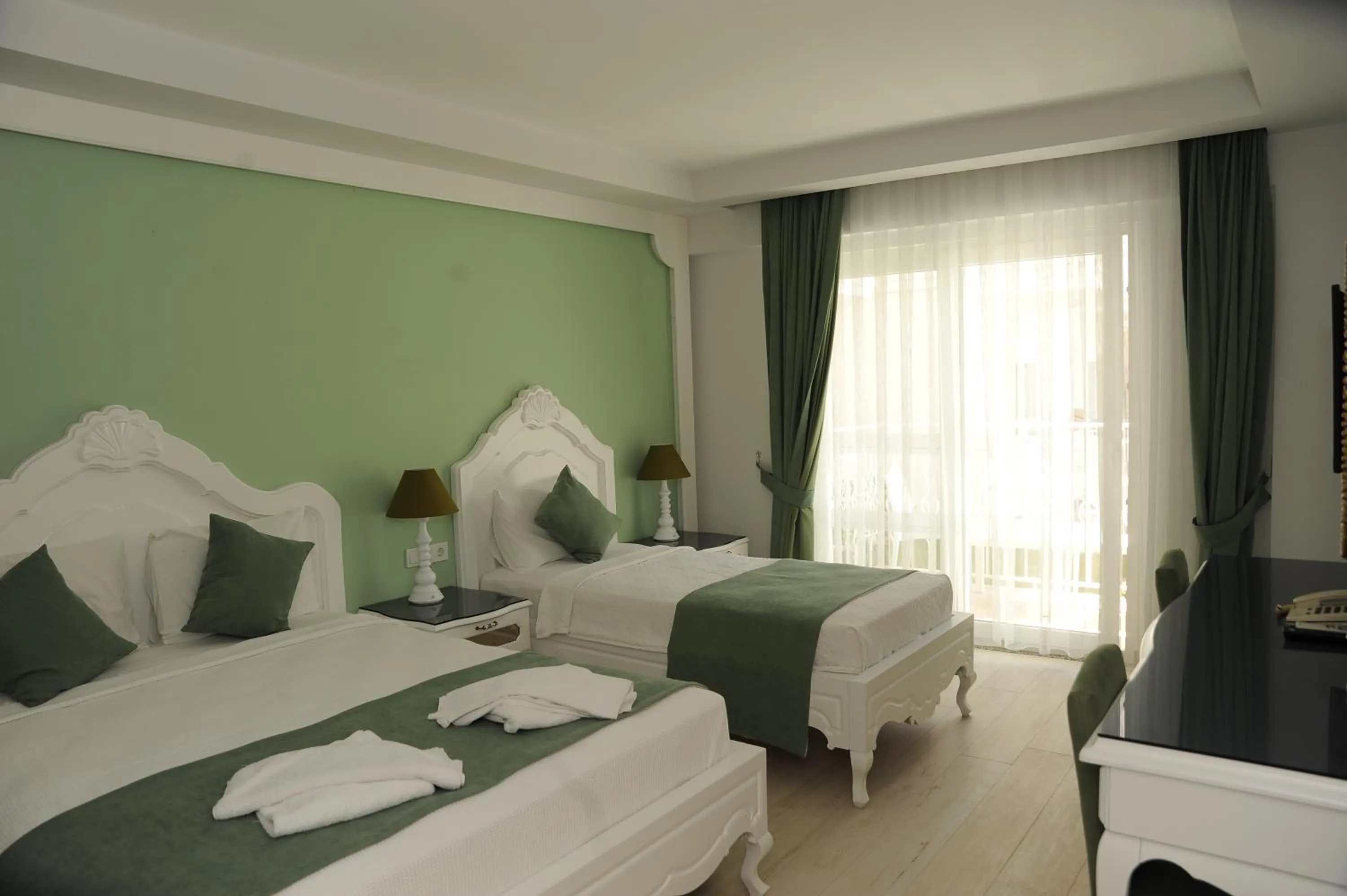 Day, Bed in Montebello Deluxe Hotel