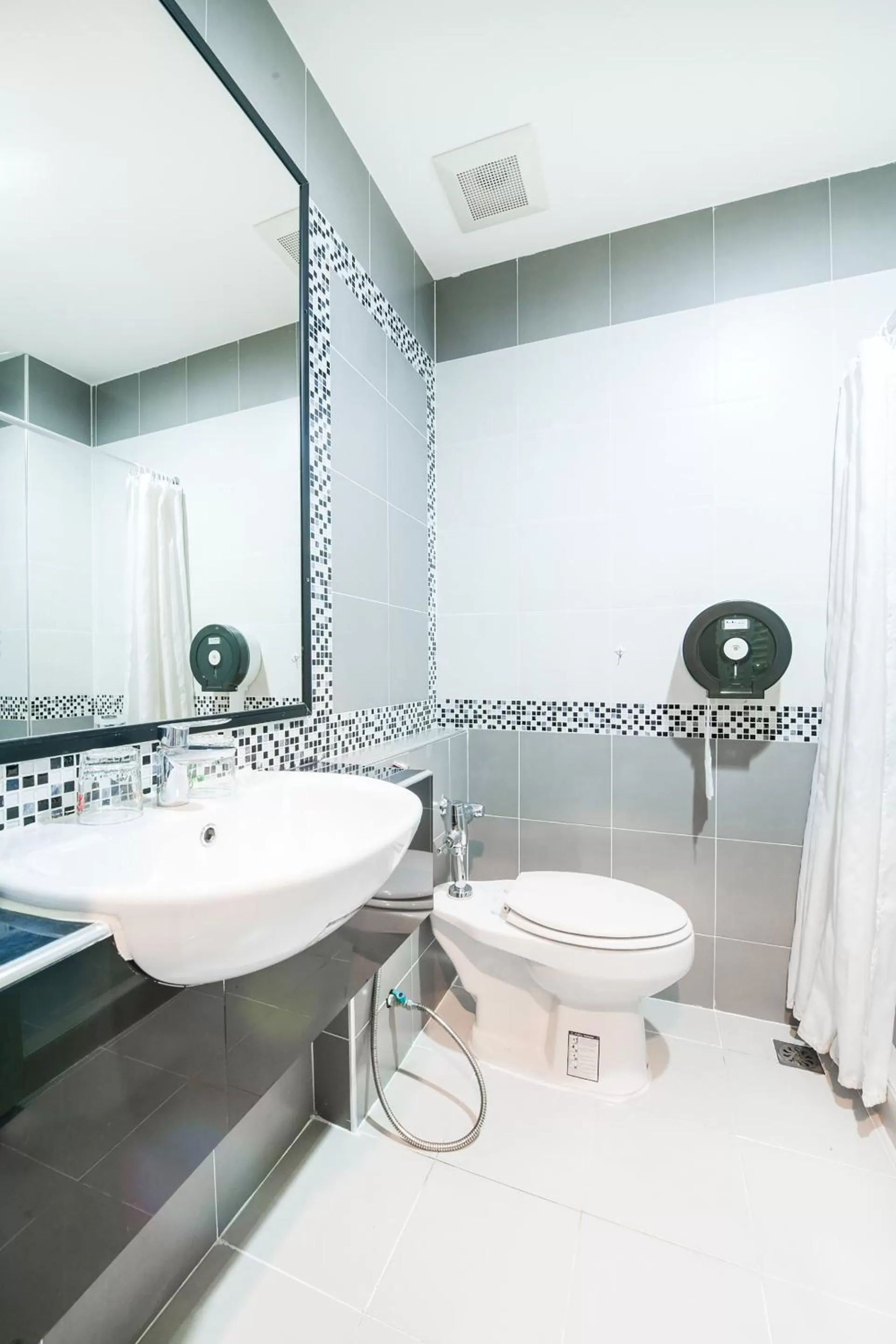 Bathroom in Suppamitr Villa Hotel