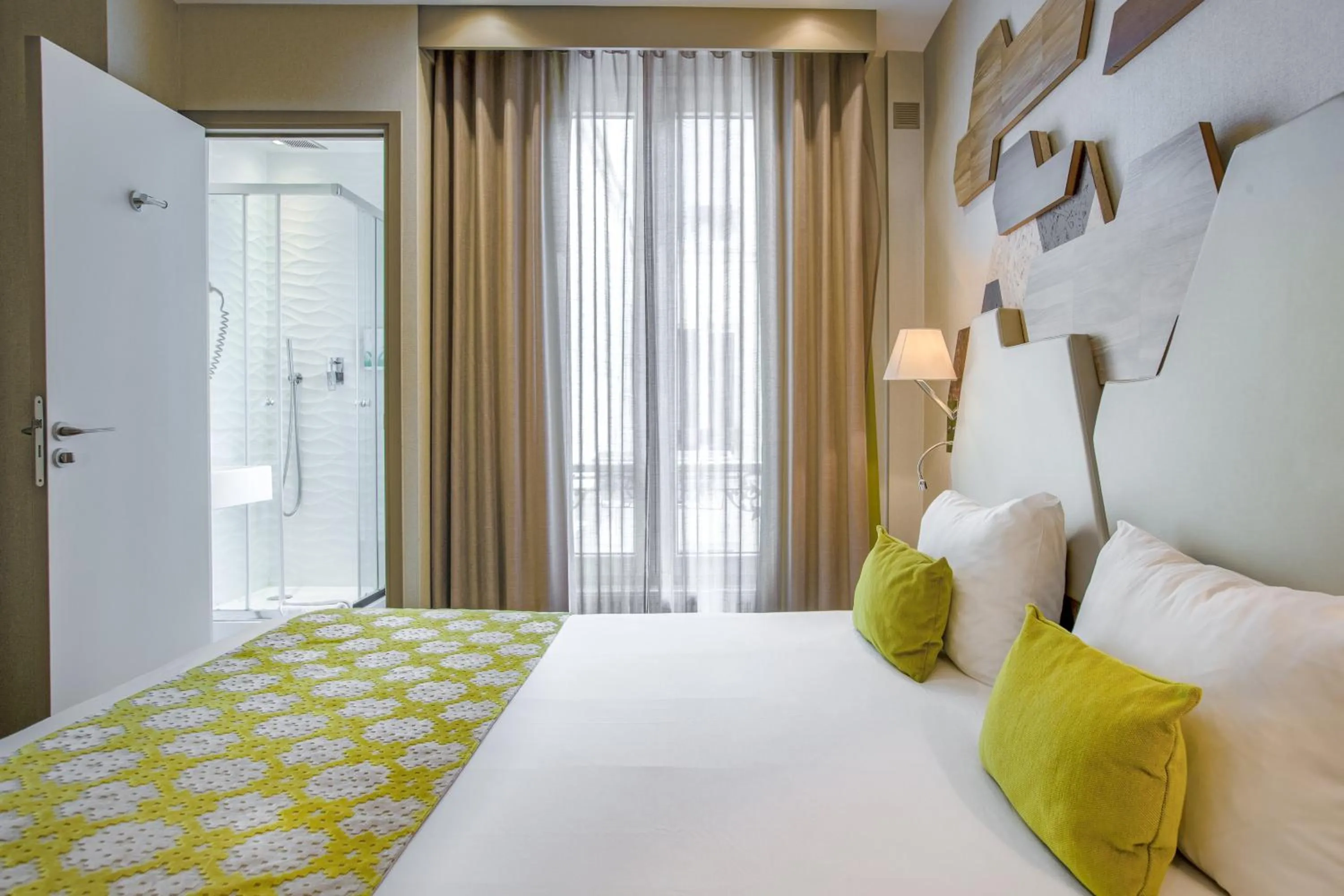 Photo of the whole room, Bed in Prince Albert Wagram