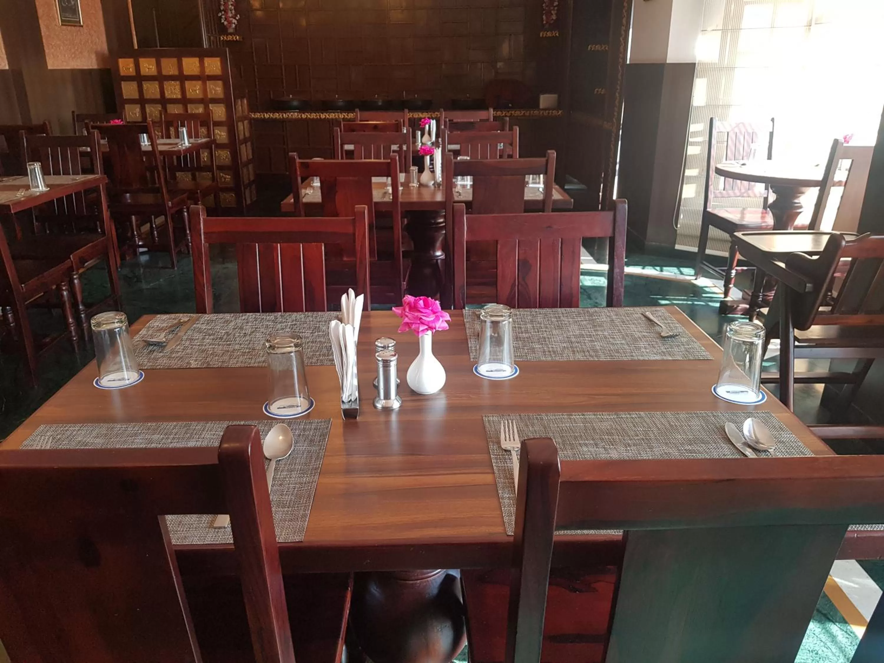 Restaurant/places to eat in Hotel Silverine