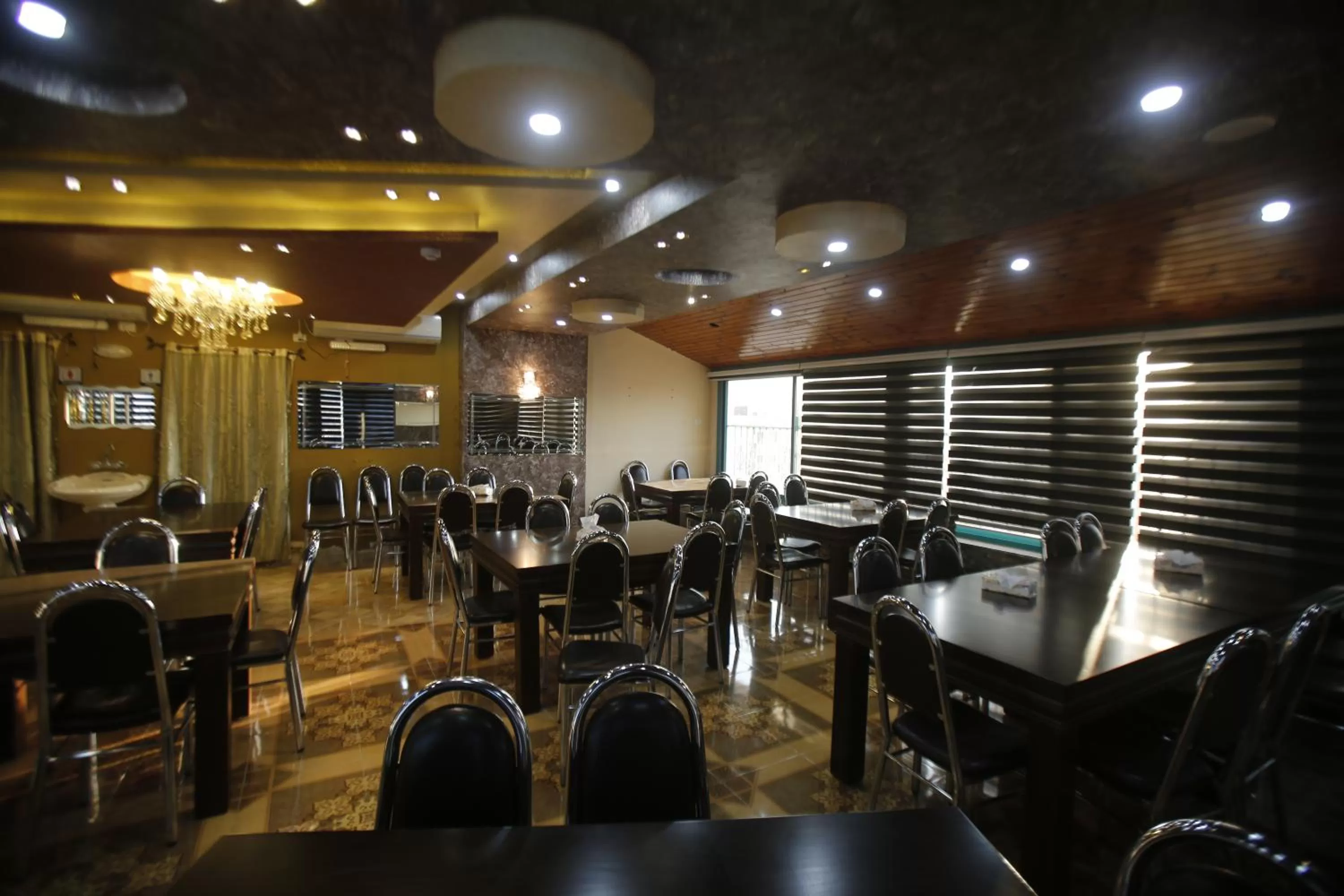 Restaurant/places to eat in Isra Hotel