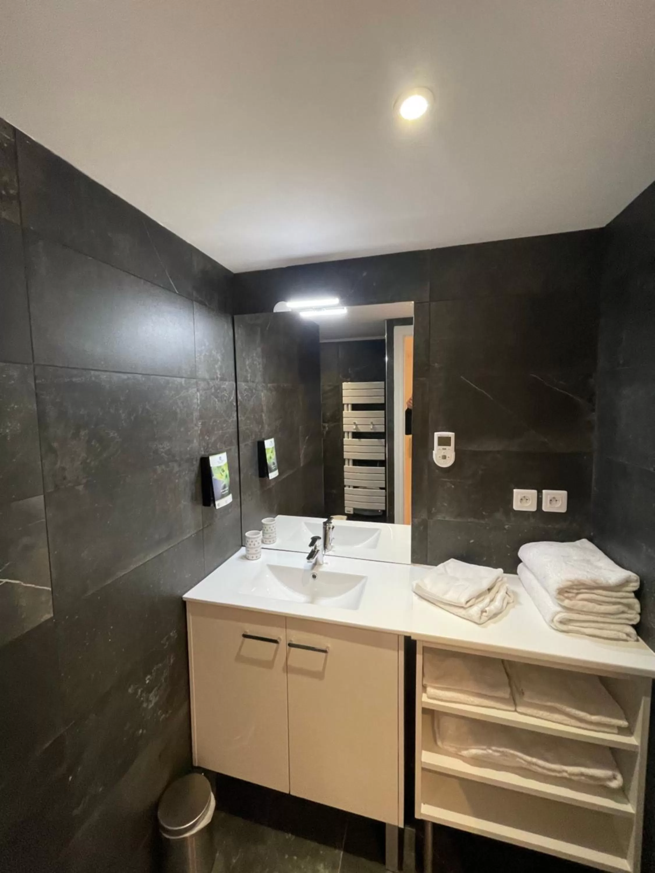 Bathroom in Best Western L'Aquarium Arras Nord