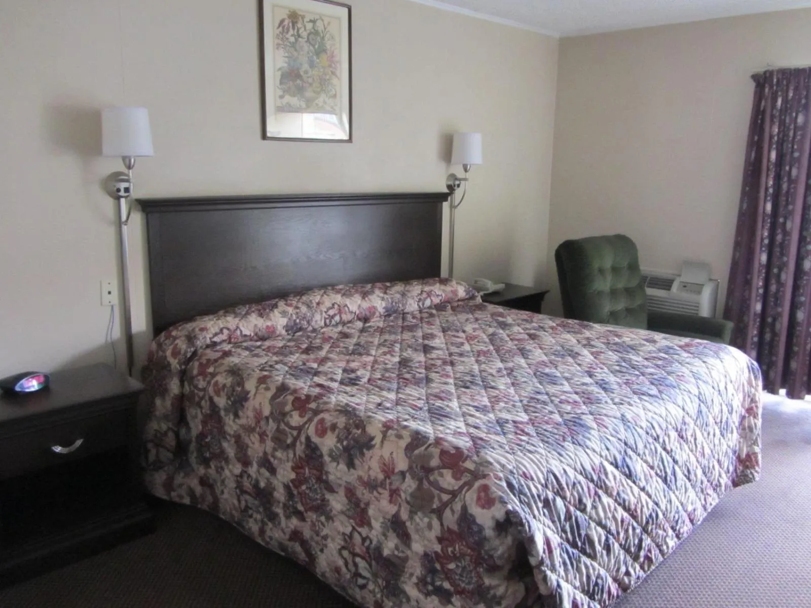 Bed in Super 8 by Wyndham Lubbock Civic Center North