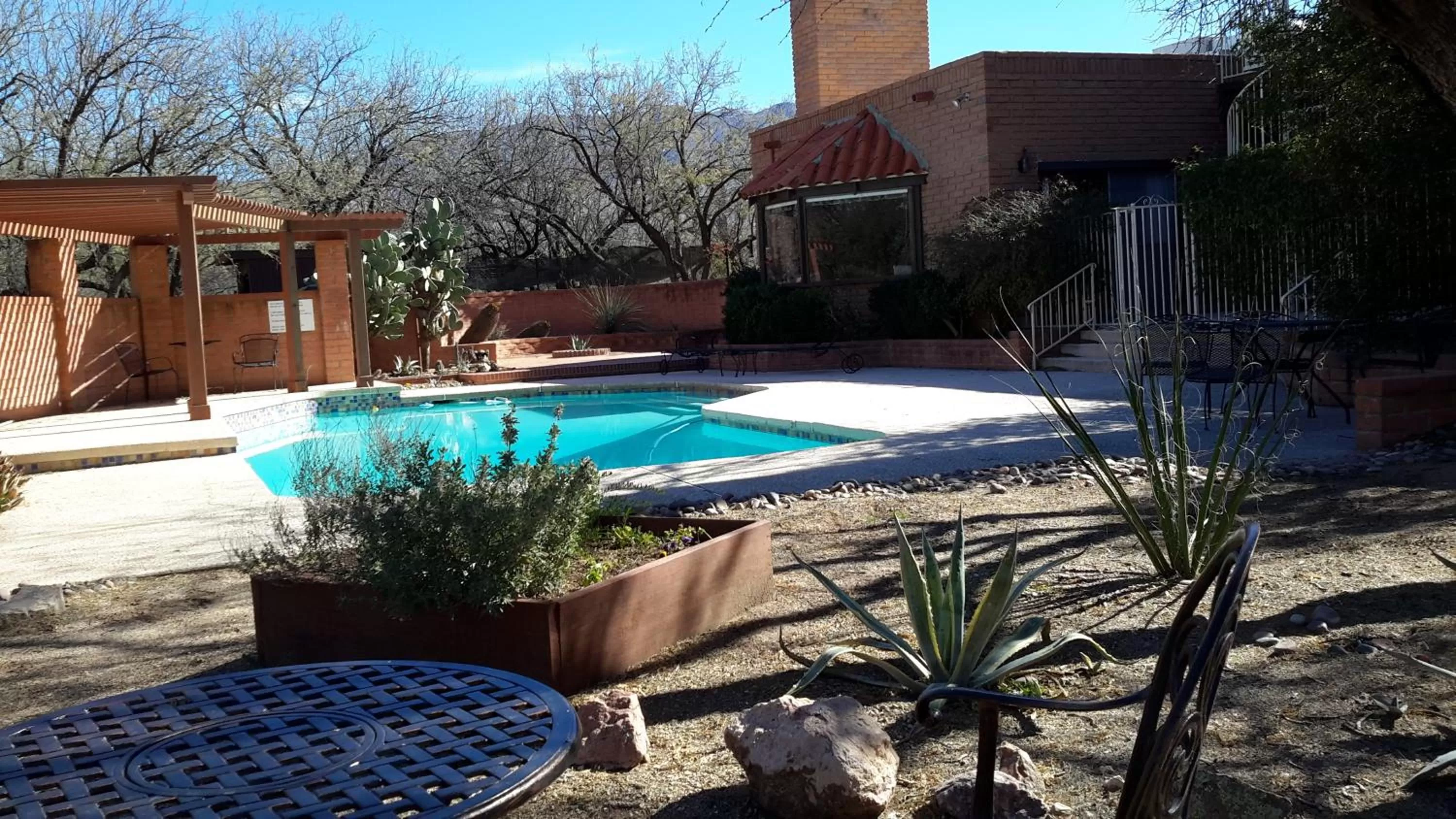 Swimming pool in Desert Trails Bed & Breakfast